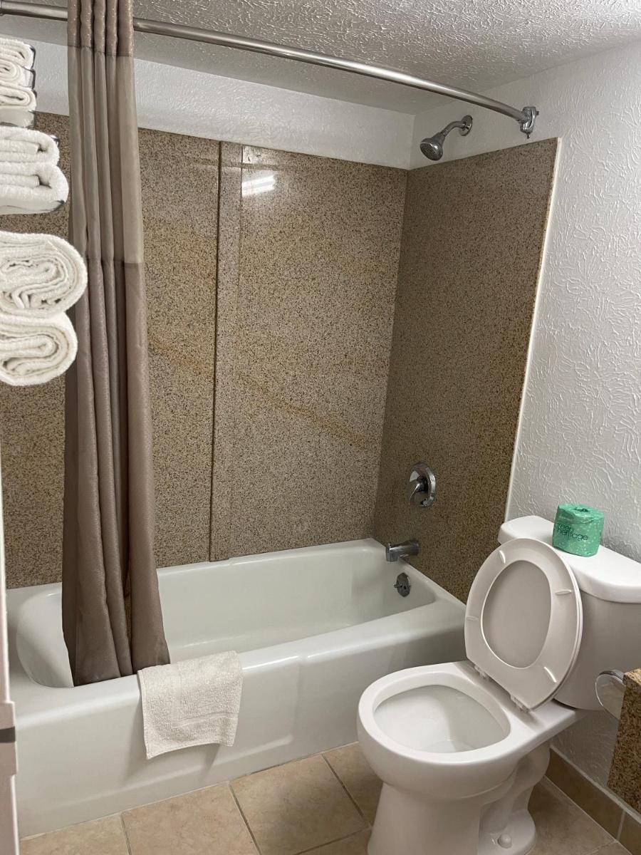 Regal 8 Inn & Suites photo 31