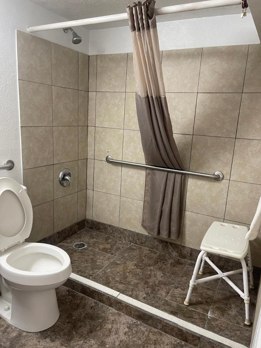 Regal 8 Inn & Suites photo 33