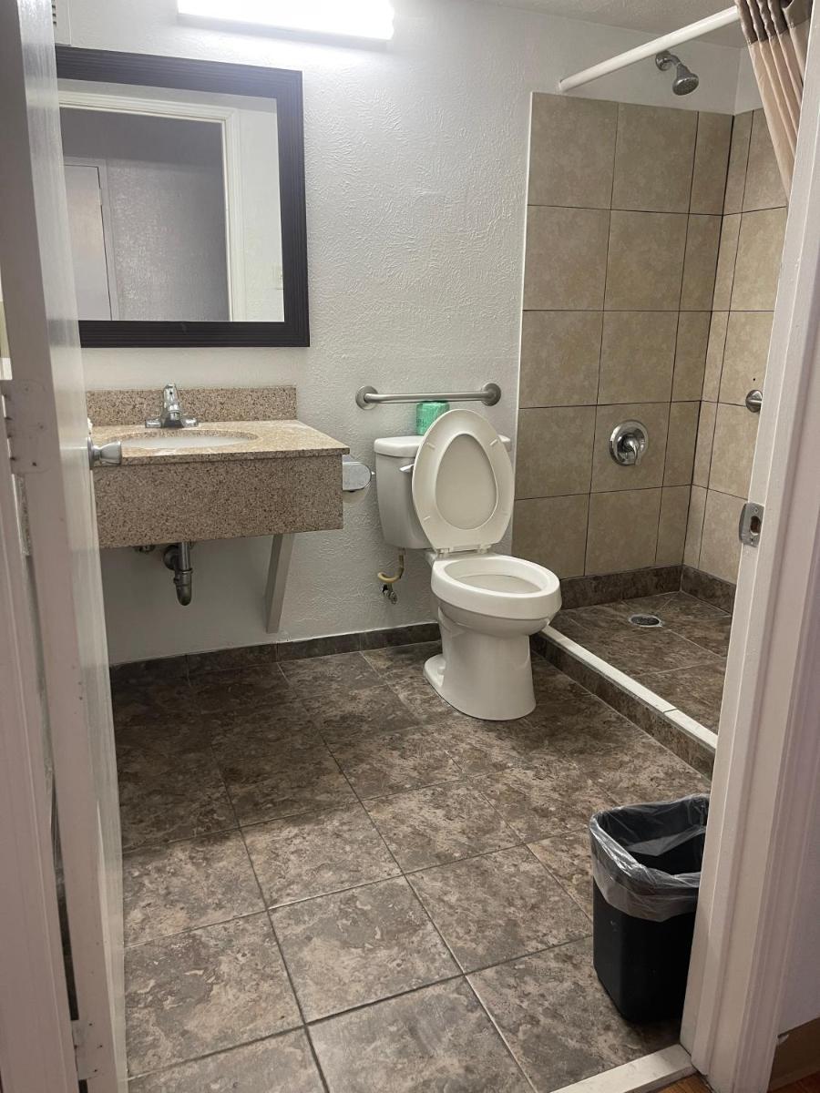 Regal 8 Inn & Suites photo 34