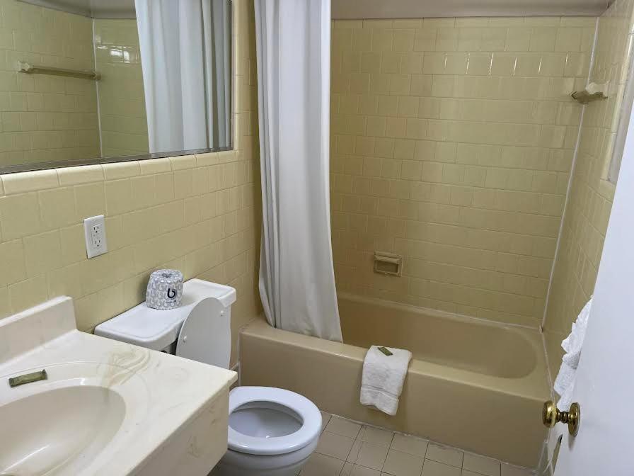 Yorktown Motor Lodge photo 5