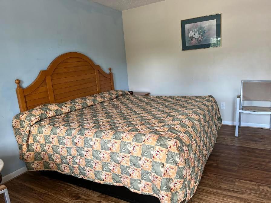 Yorktown Motor Lodge photo 7