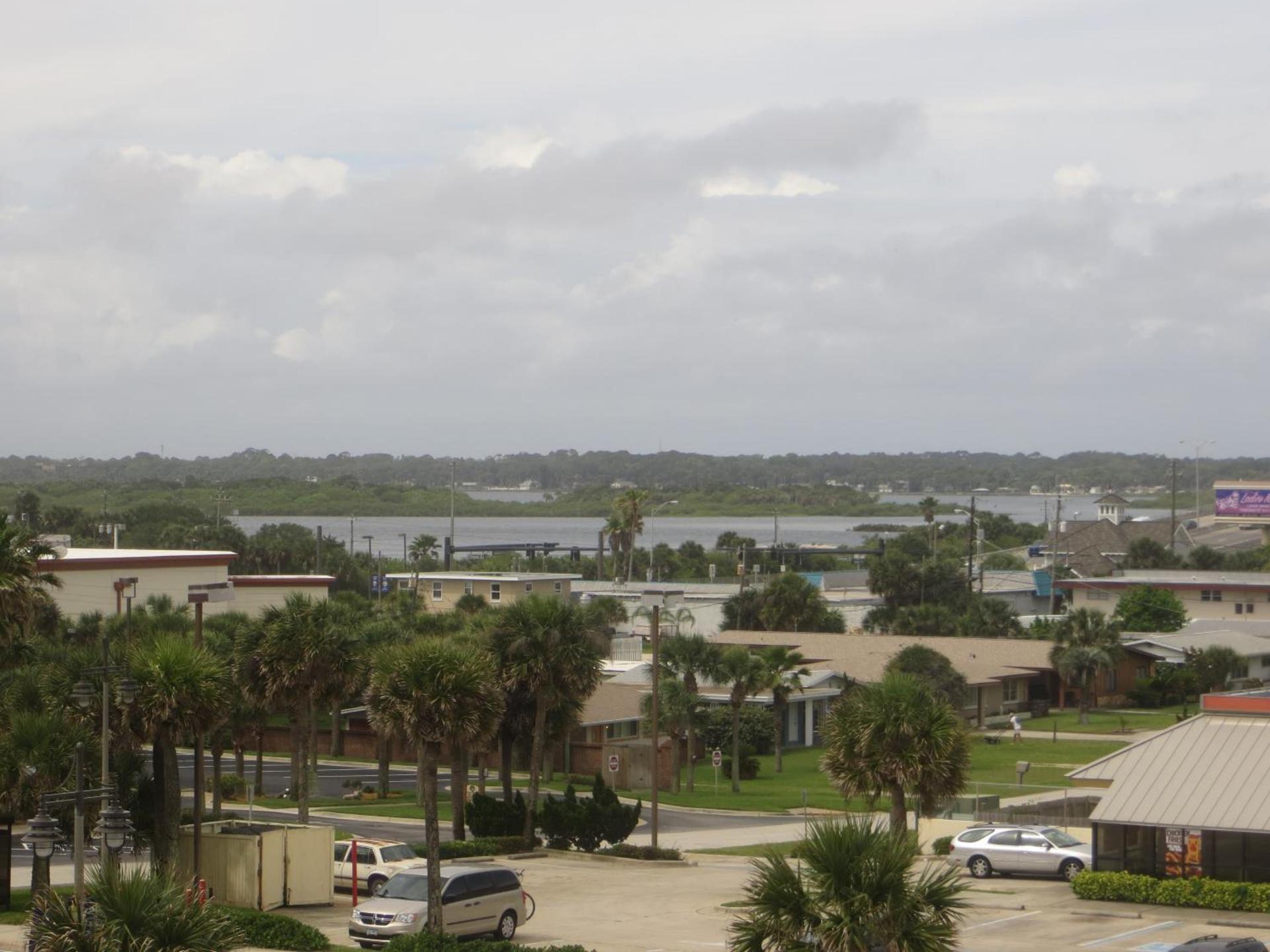 Days Inn by Wyndham Daytona Oceanfront photo 33