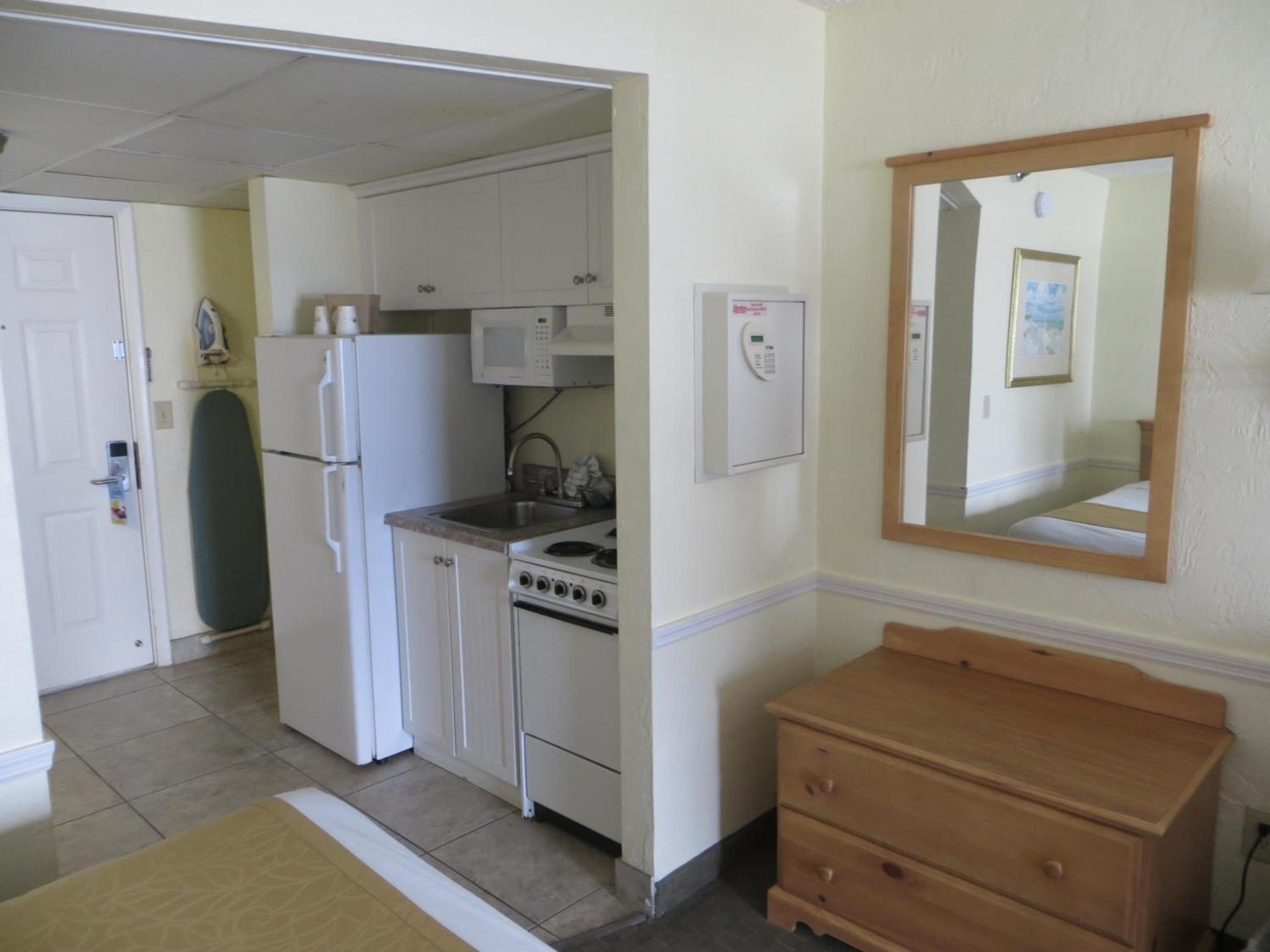 Days Inn by Wyndham Daytona Oceanfront photo 32