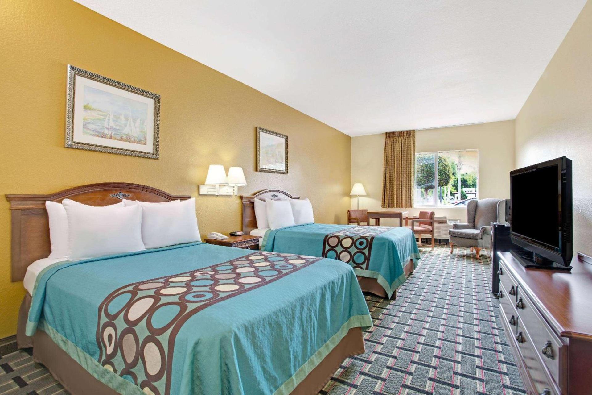 Super 8 by Wyndham Daytona Beach photo 9