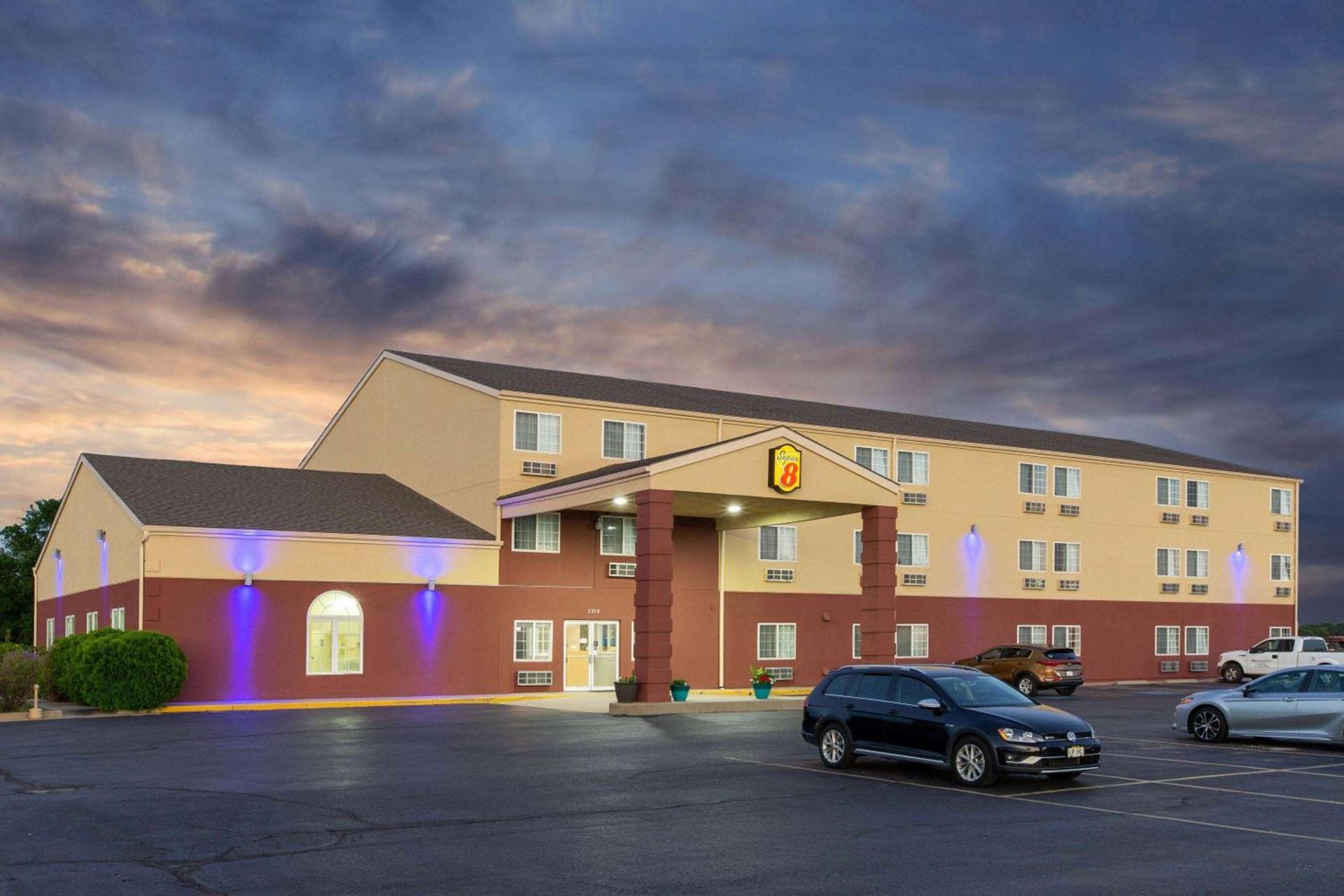 Super 8 by Wyndham Ottawa photo 2