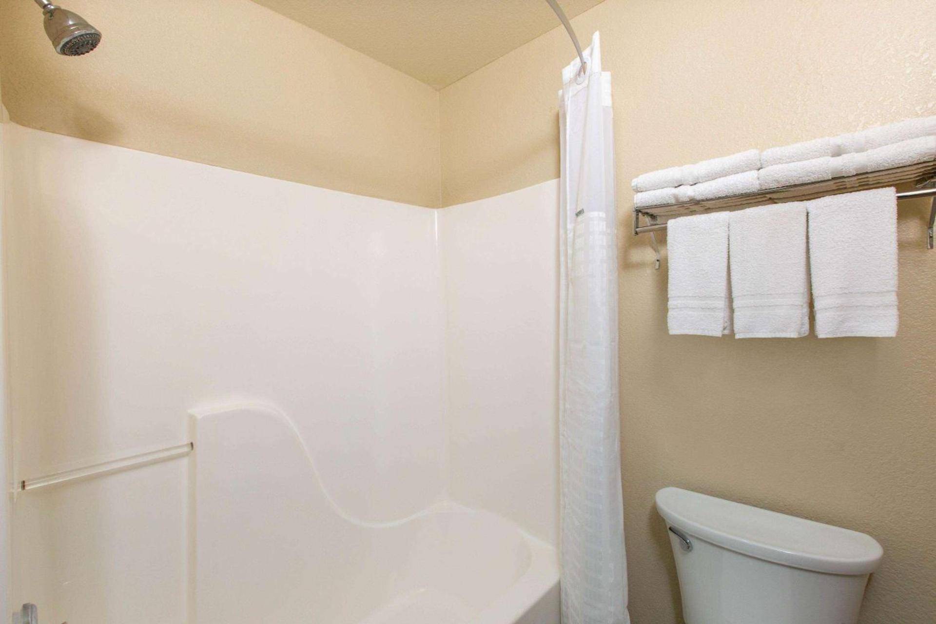 Super 8 by Wyndham Ottawa photo 10