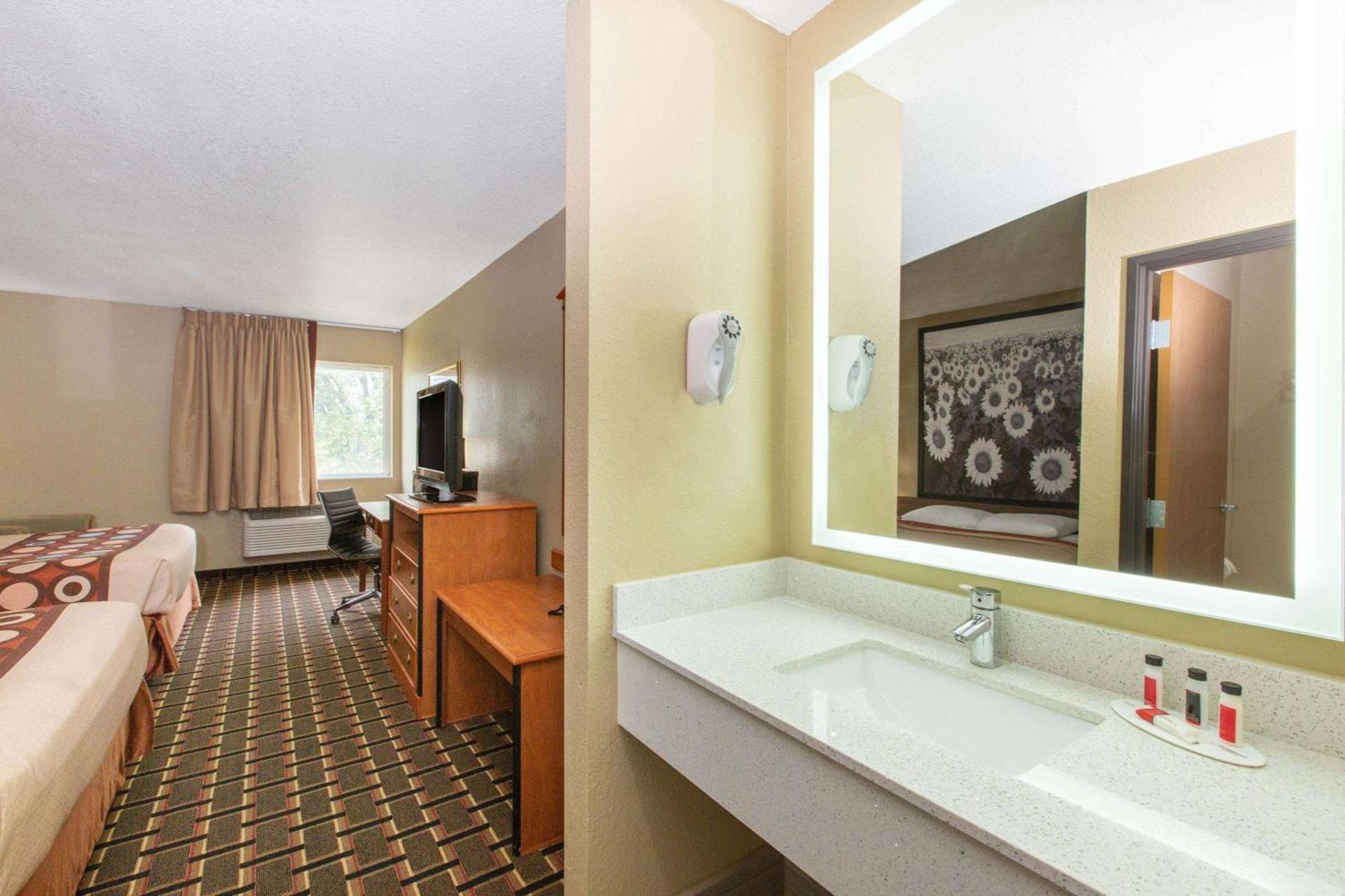 Super 8 by Wyndham Ottawa photo 12