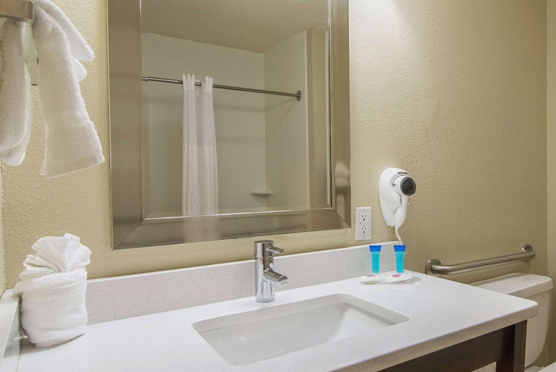 Baymont by Wyndham N Myrtle Beach - Park & Sports Complex Area photo 11