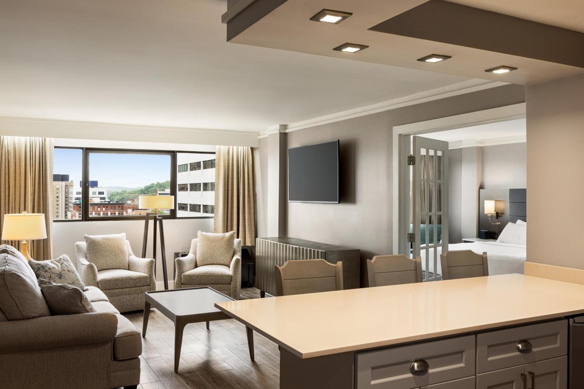 Crowne Plaza Knoxville Downtown University by IHG photo 2