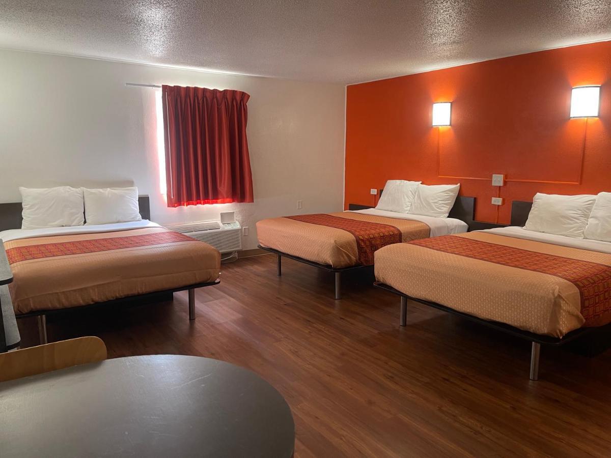 Regal 8 Inn & Suites photo 24