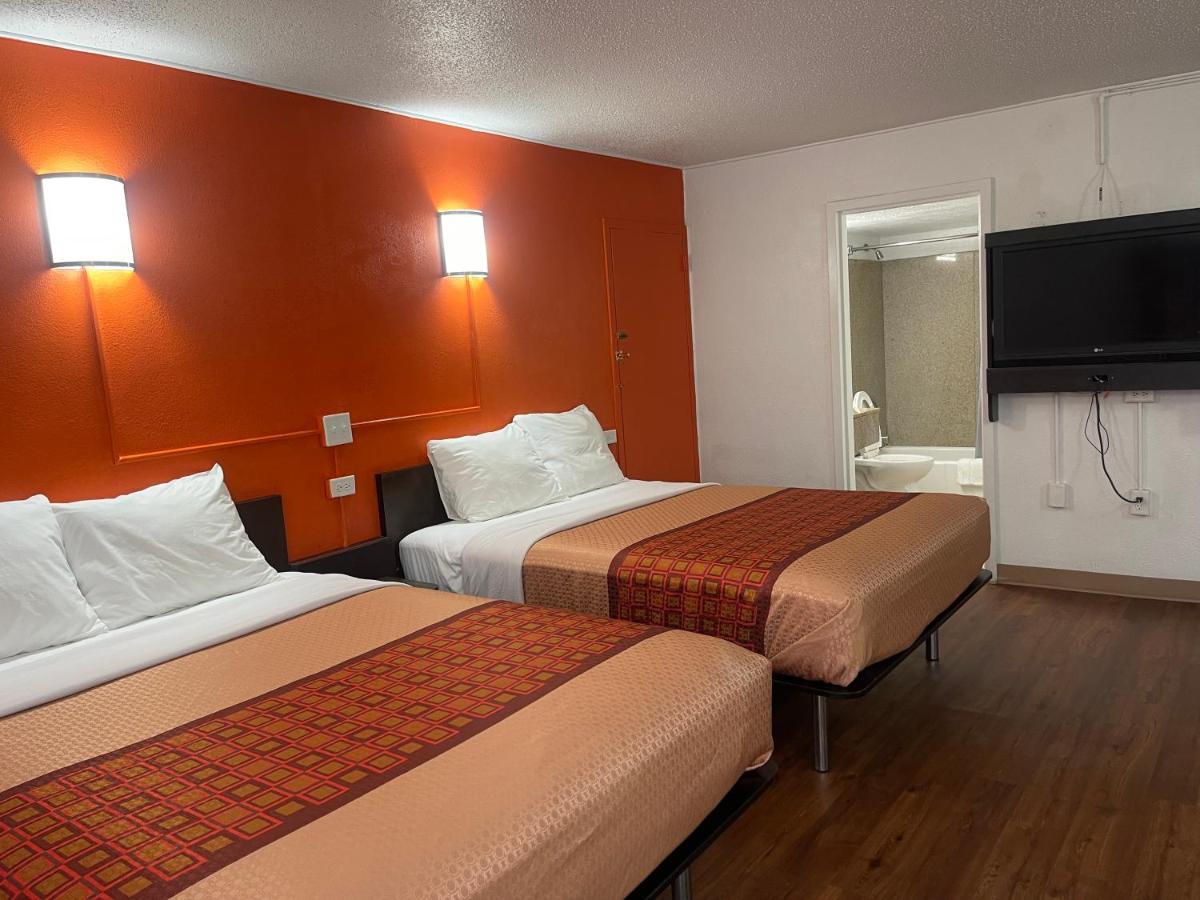 Regal 8 Inn & Suites photo 26