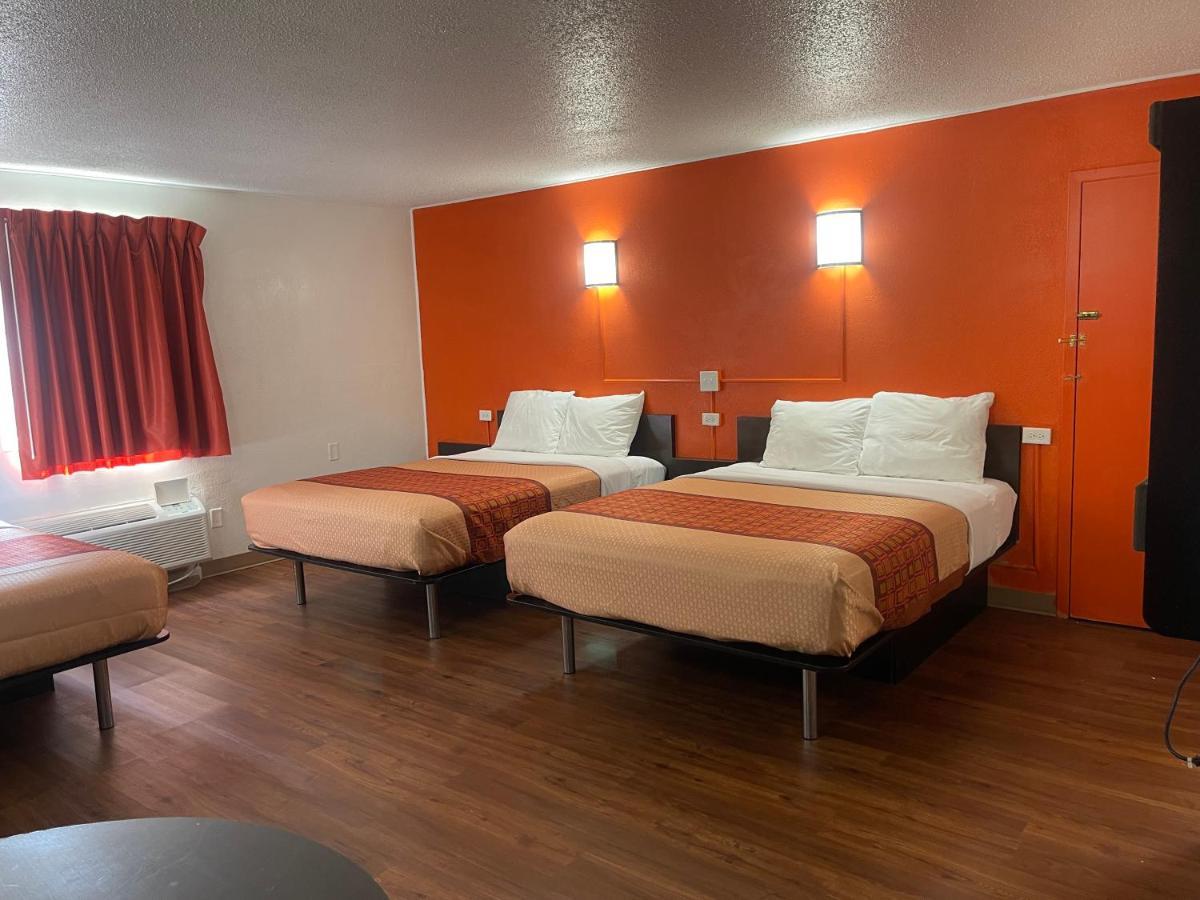 Regal 8 Inn & Suites photo 25