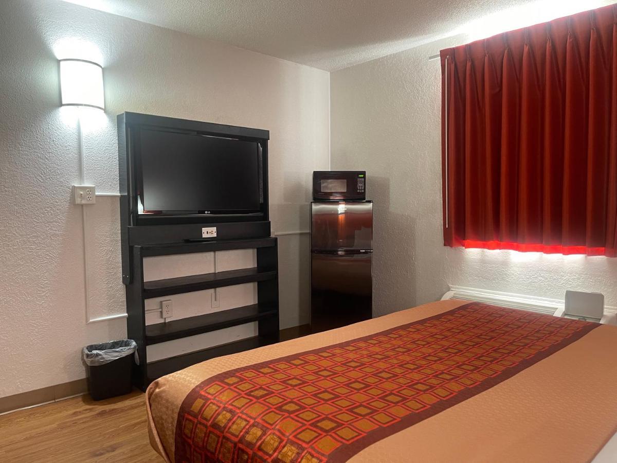 Regal 8 Inn & Suites photo 16