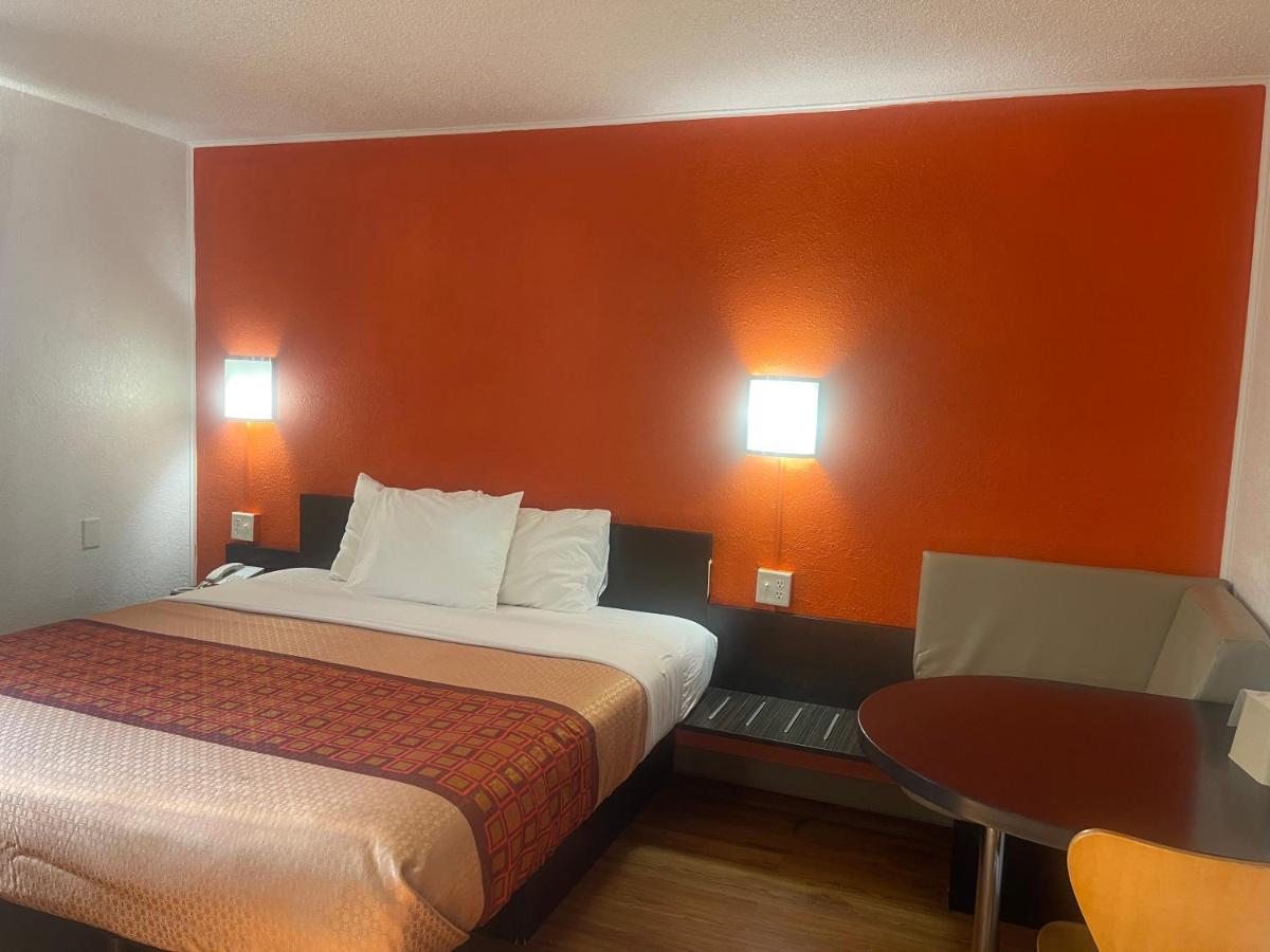 Regal 8 Inn & Suites photo 19