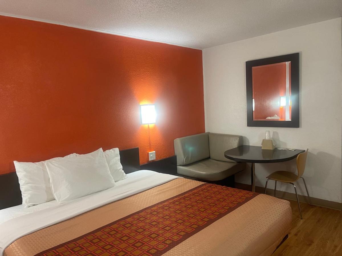 Regal 8 Inn & Suites photo 18