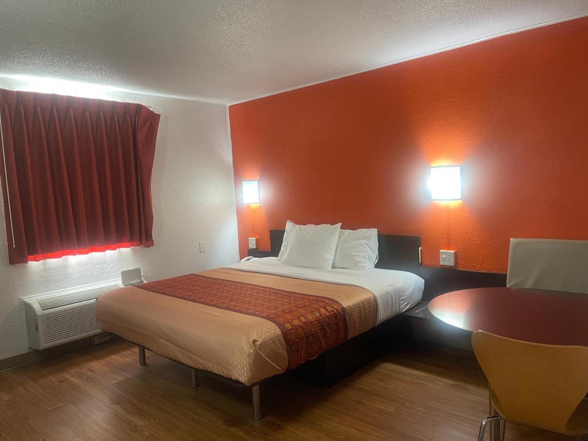 Regal 8 Inn & Suites photo 17