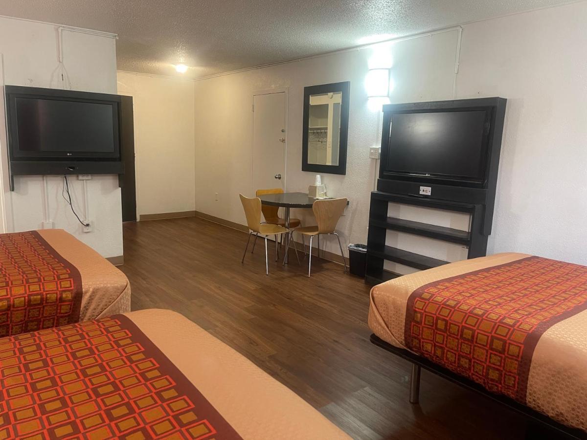 Regal 8 Inn & Suites photo 27