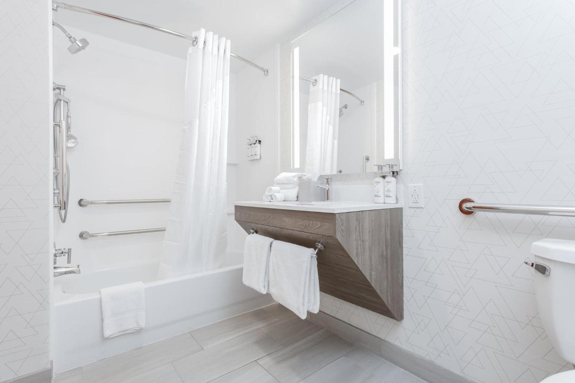 Holiday Inn Express & Suites Williamsburg by IHG photo 26