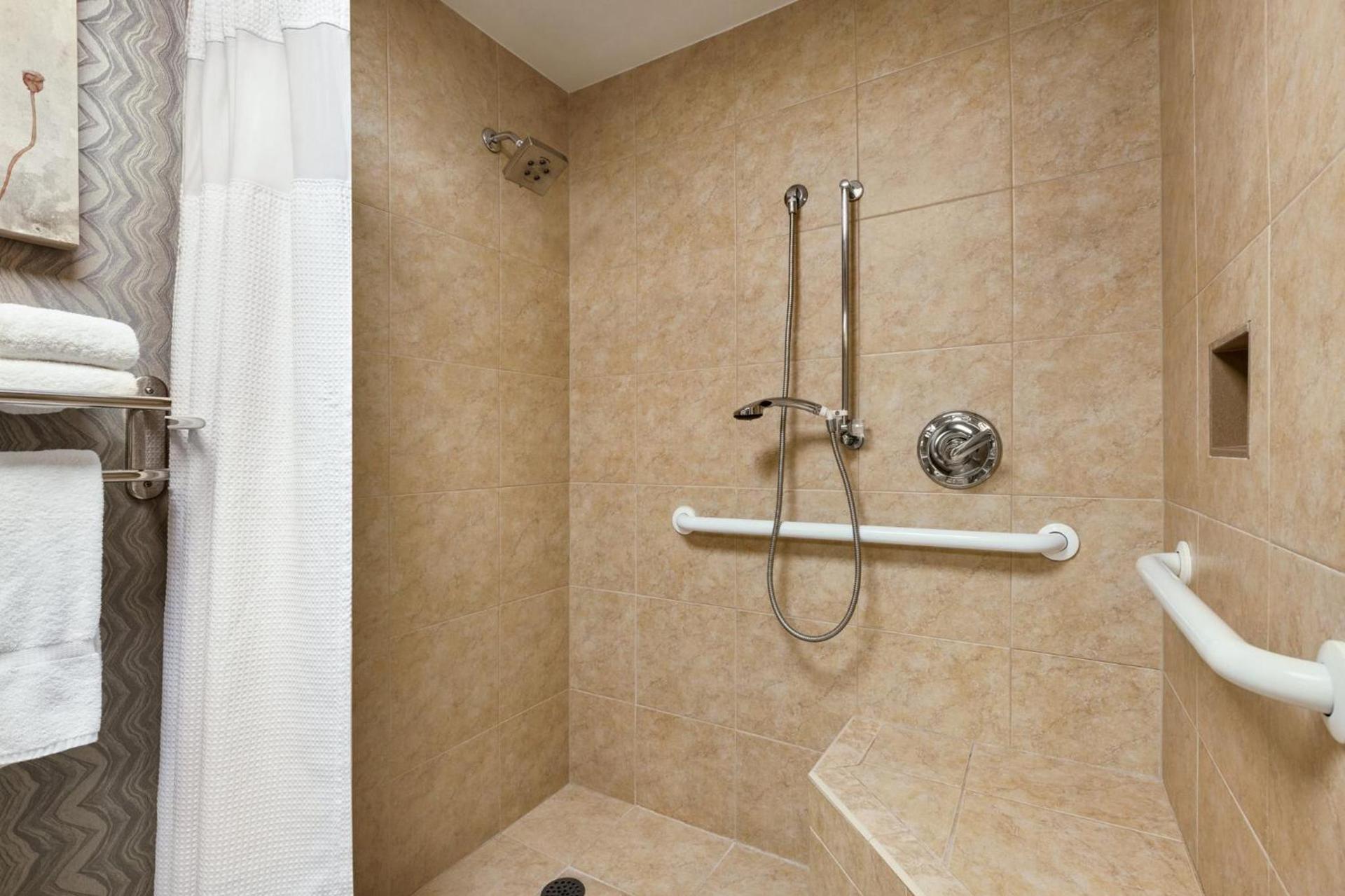 Crowne Plaza Knoxville Downtown University by IHG photo 97