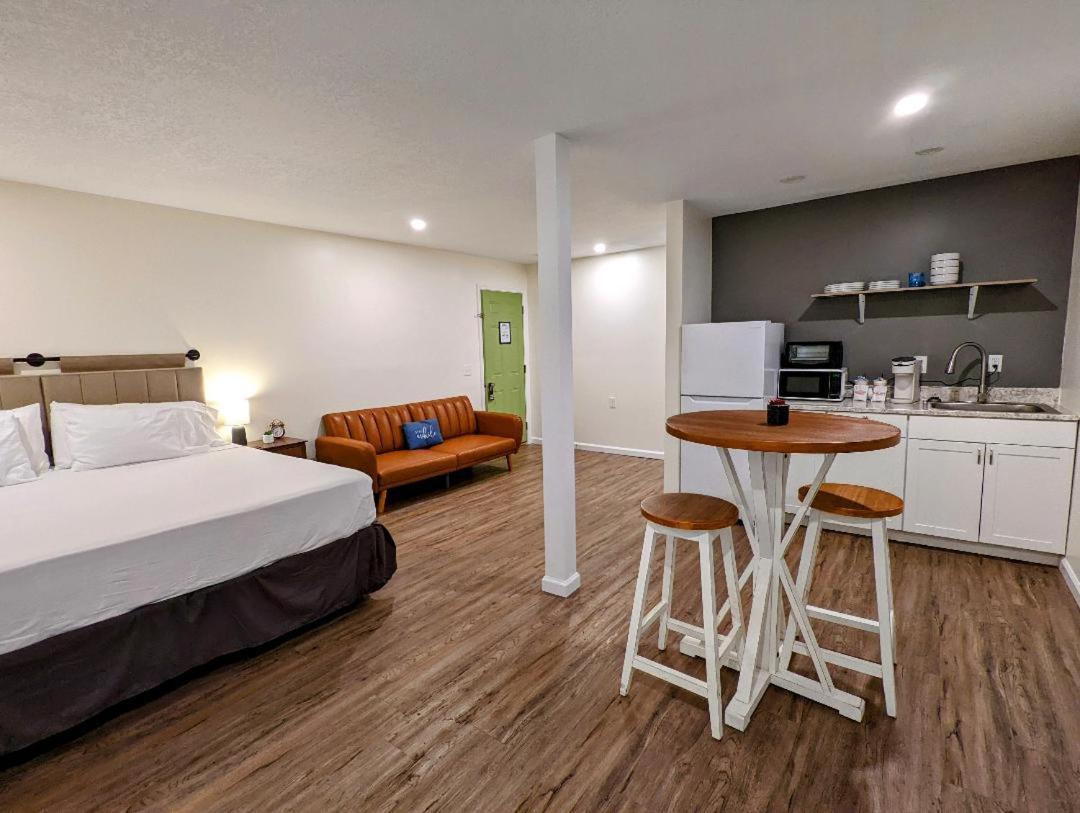 The Honey Bee Motel photo 17