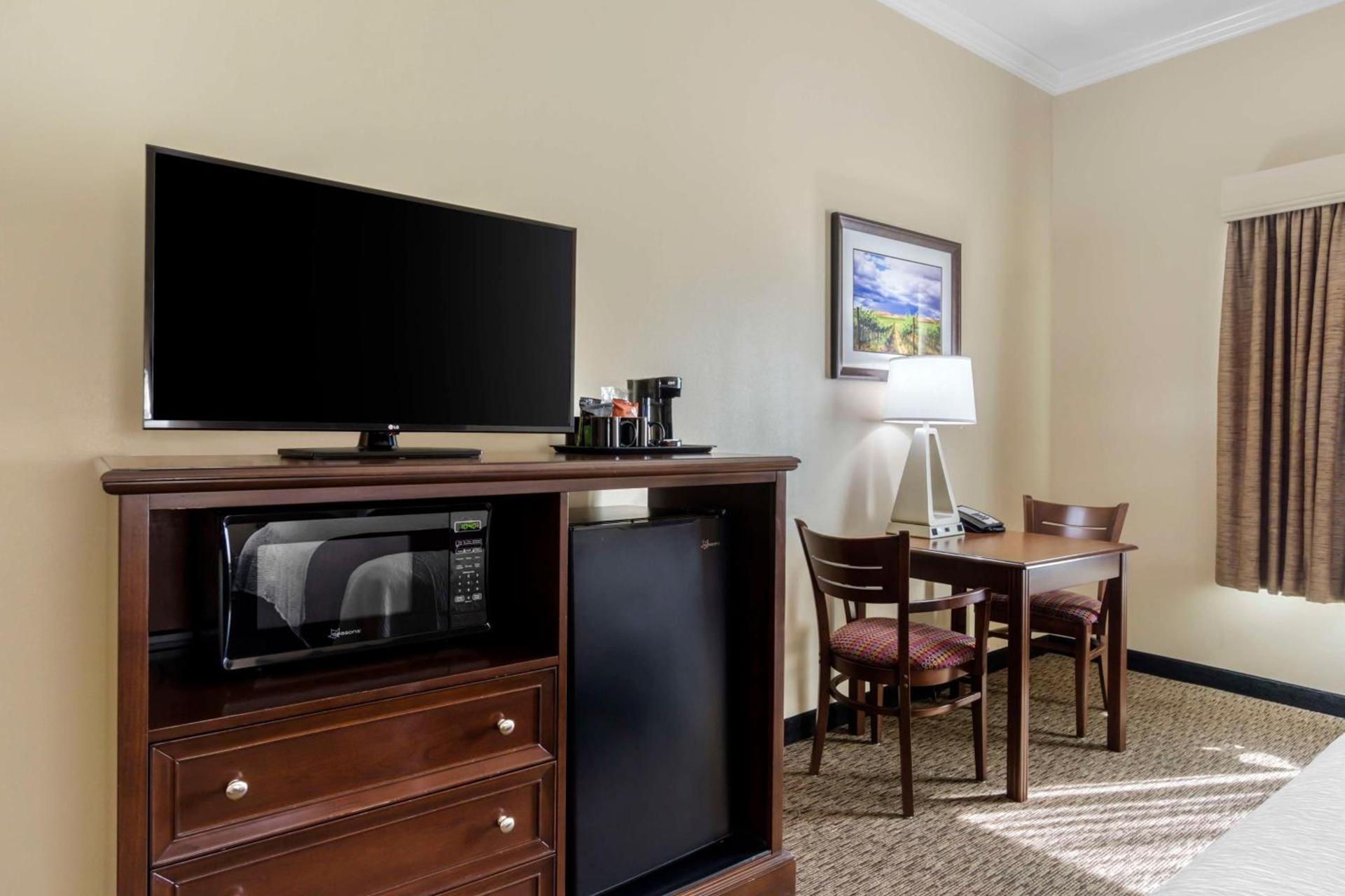 Best Western Plus Grapevine Inn photo 14