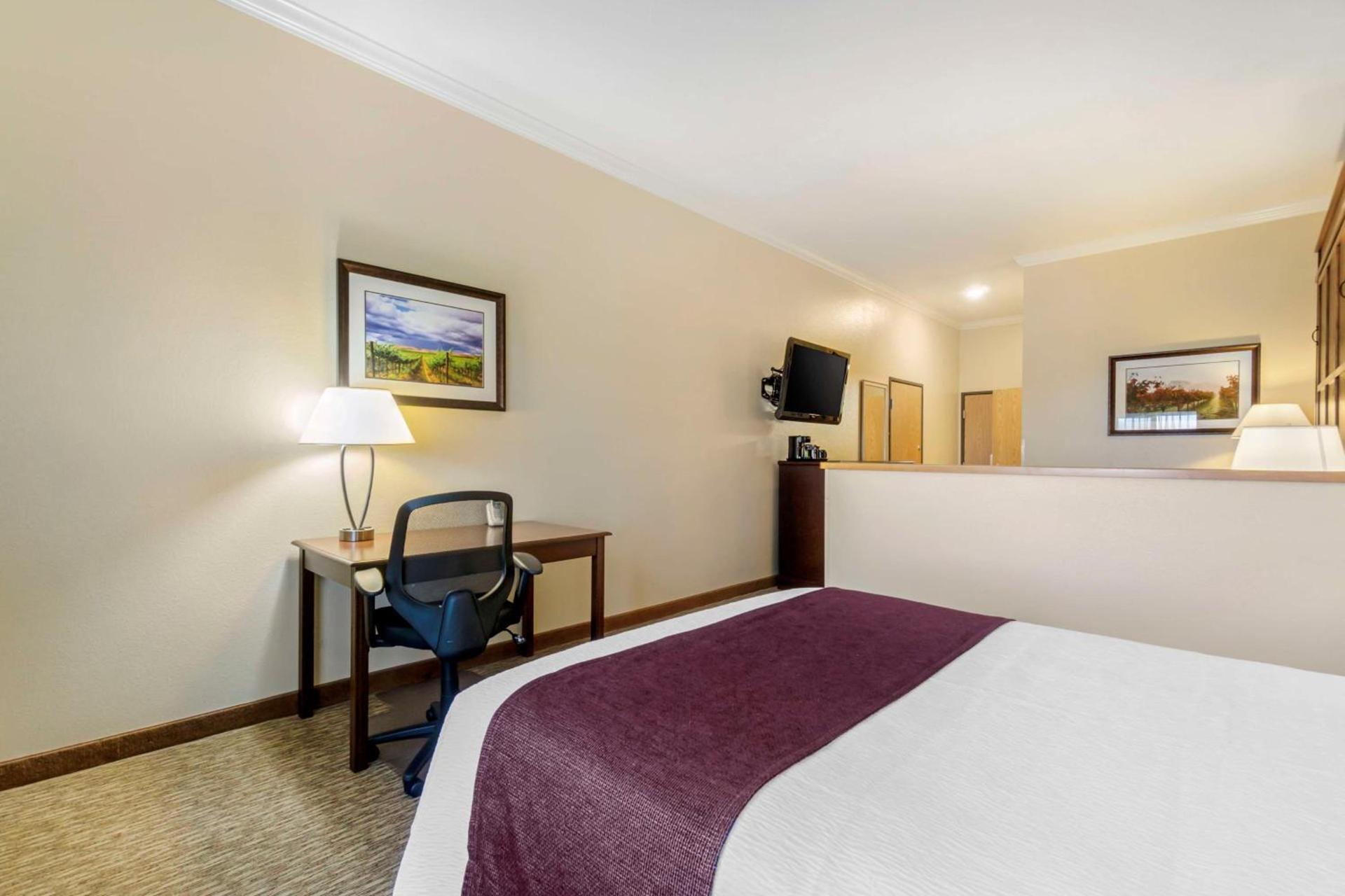 Best Western Plus Grapevine Inn photo 17