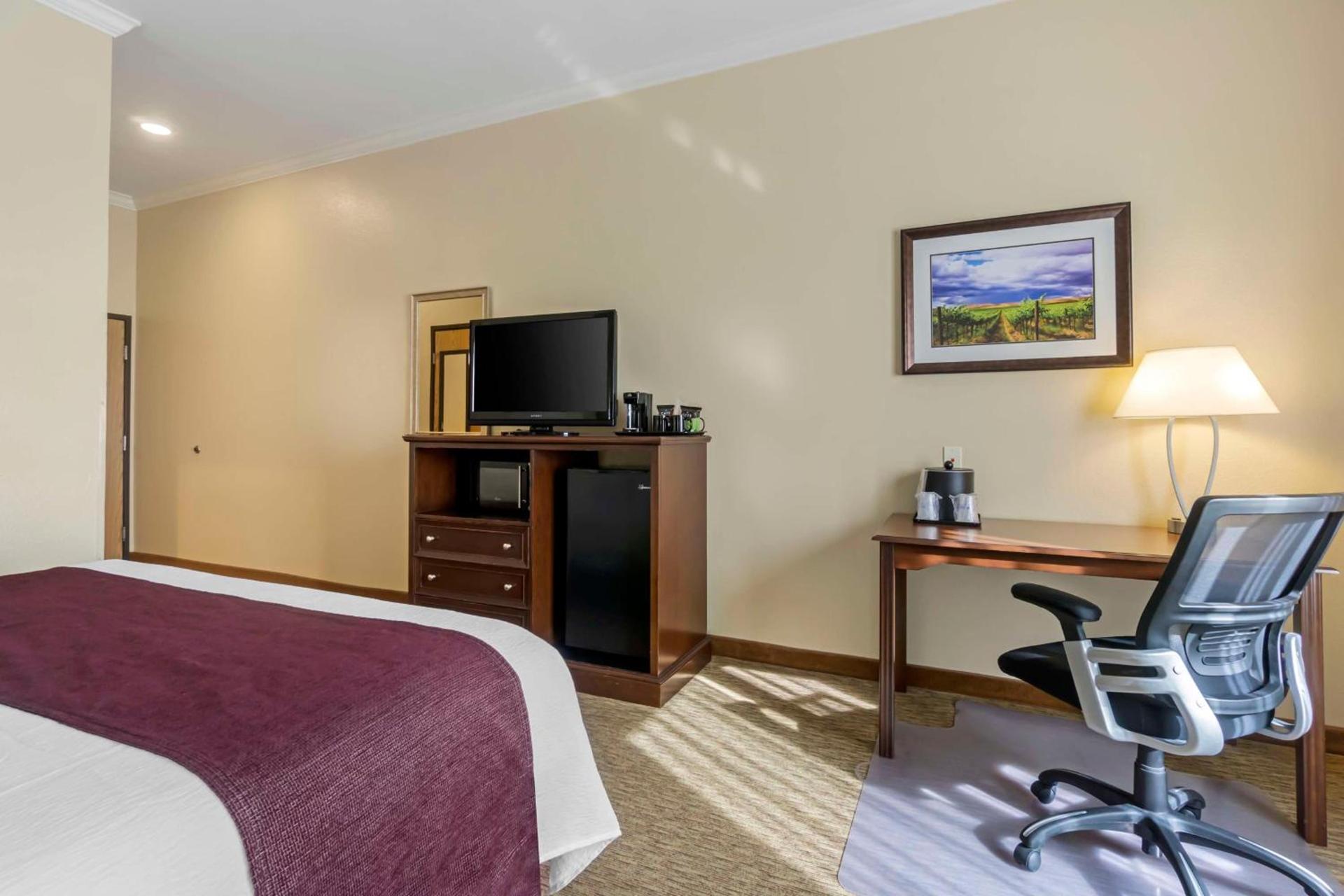 Best Western Plus Grapevine Inn photo 18
