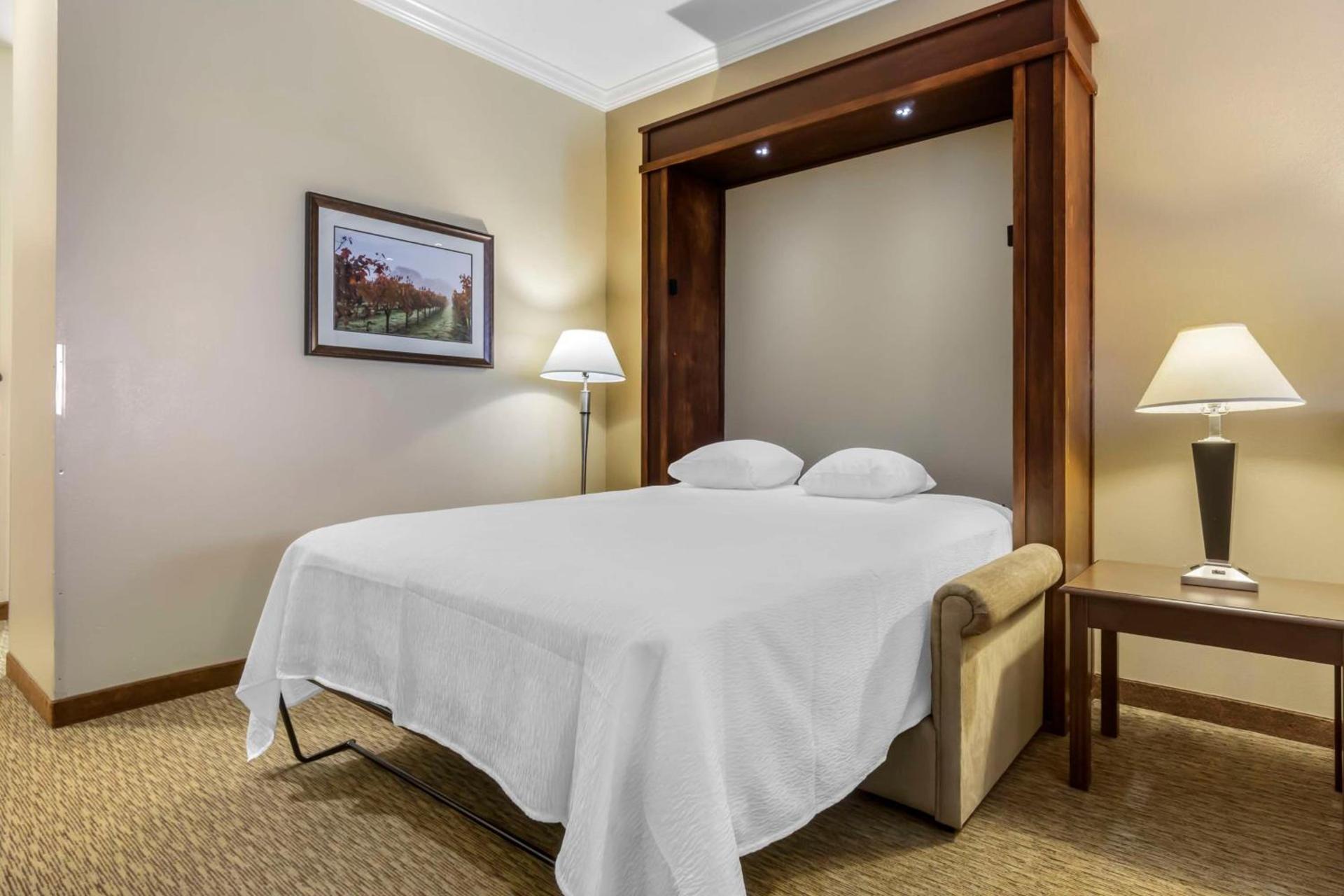 Best Western Plus Grapevine Inn photo 24