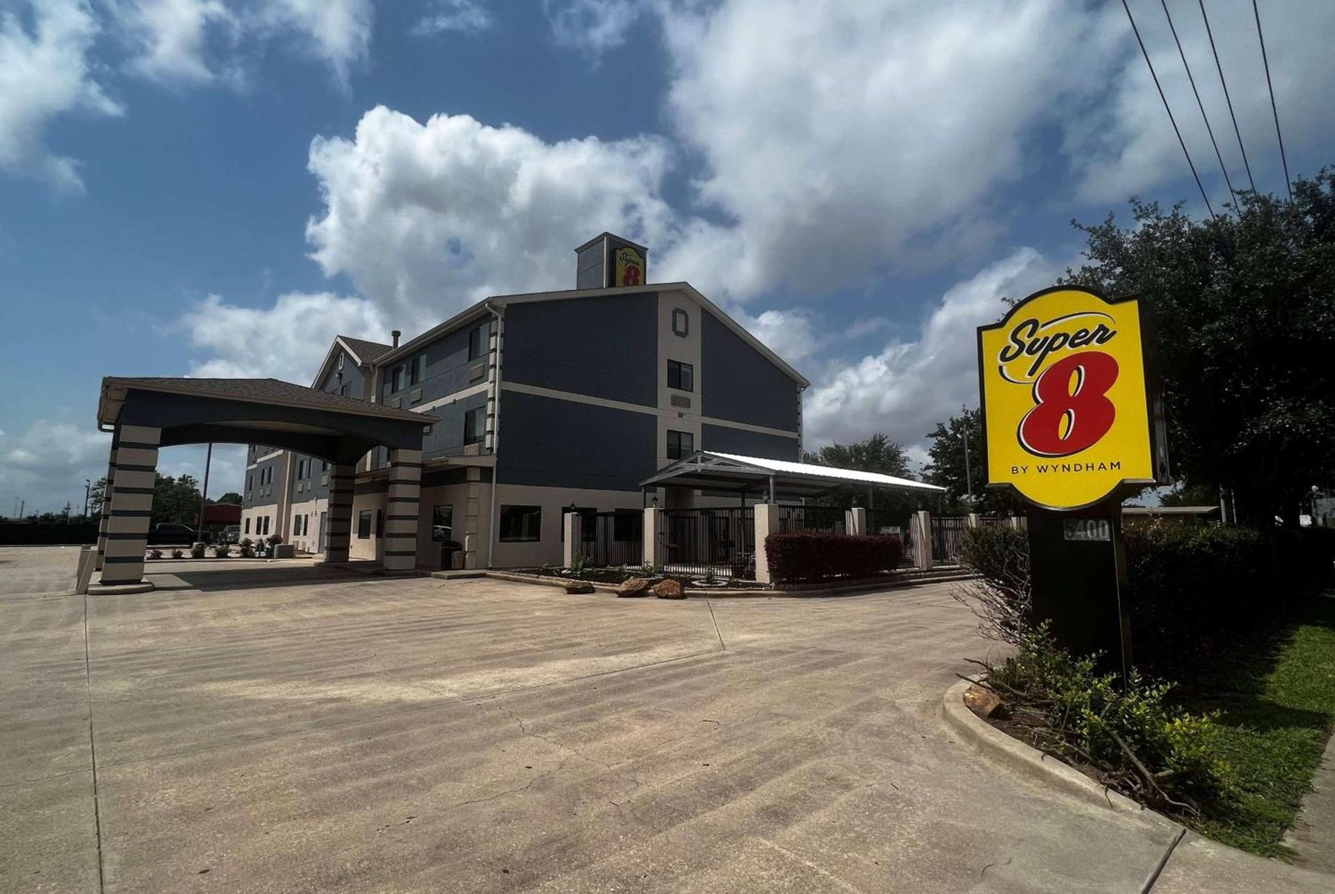 Super 8 by Wyndham Pasadena photo 3