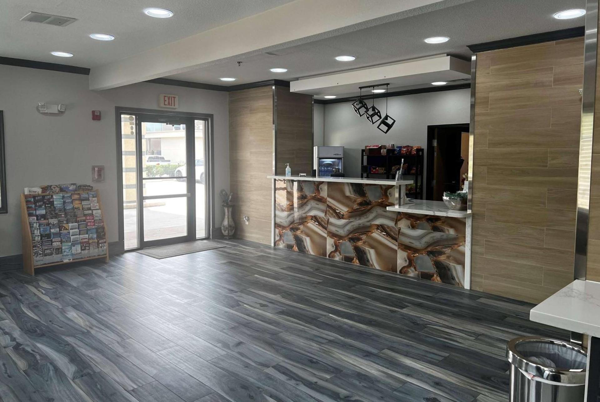 Super 8 by Wyndham Pasadena photo 5