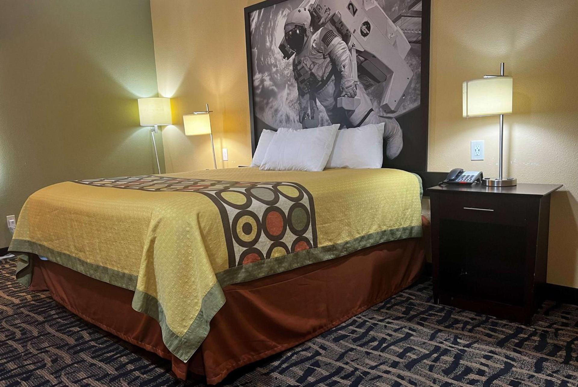 Super 8 by Wyndham Pasadena photo 7