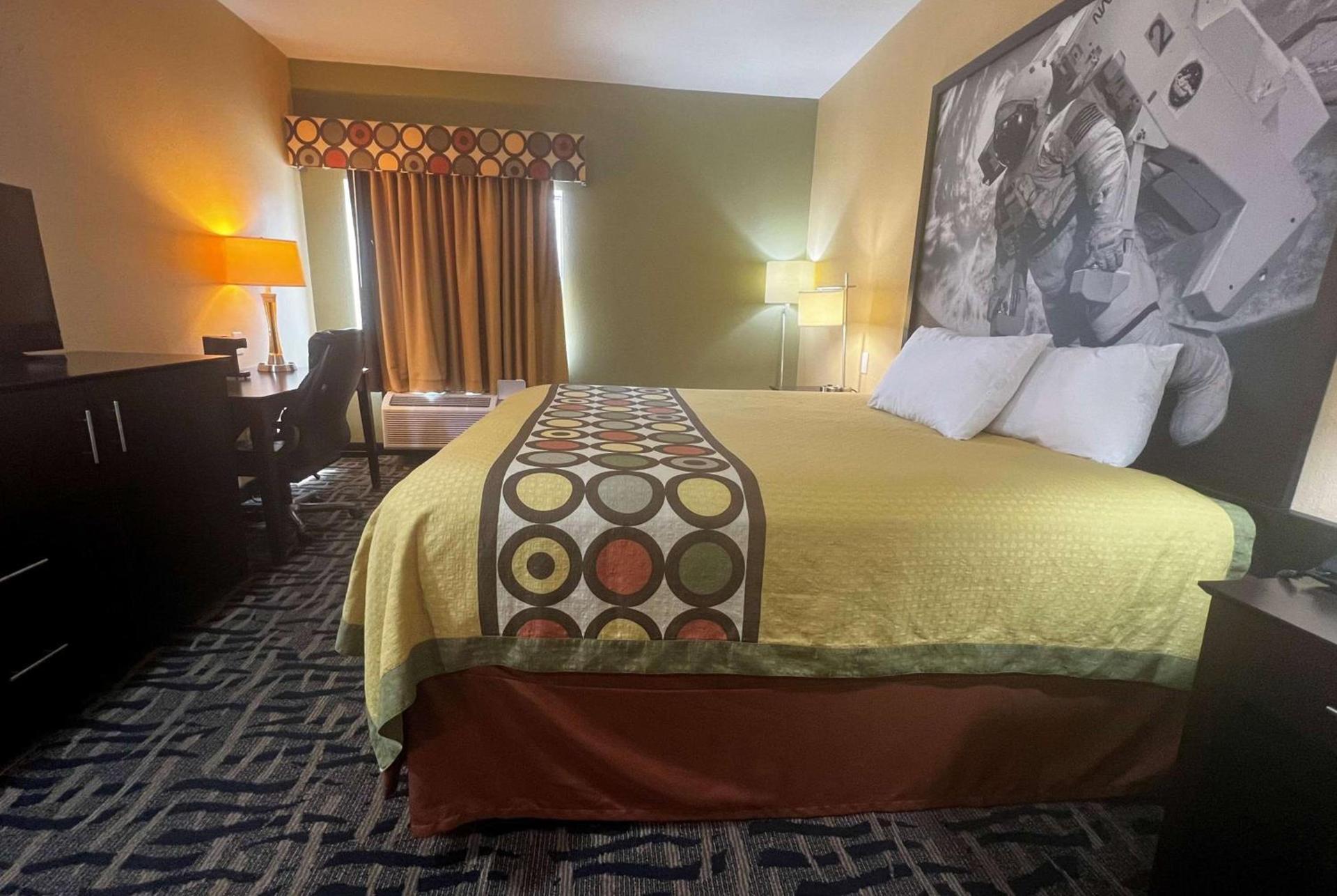 Super 8 by Wyndham Pasadena photo 8
