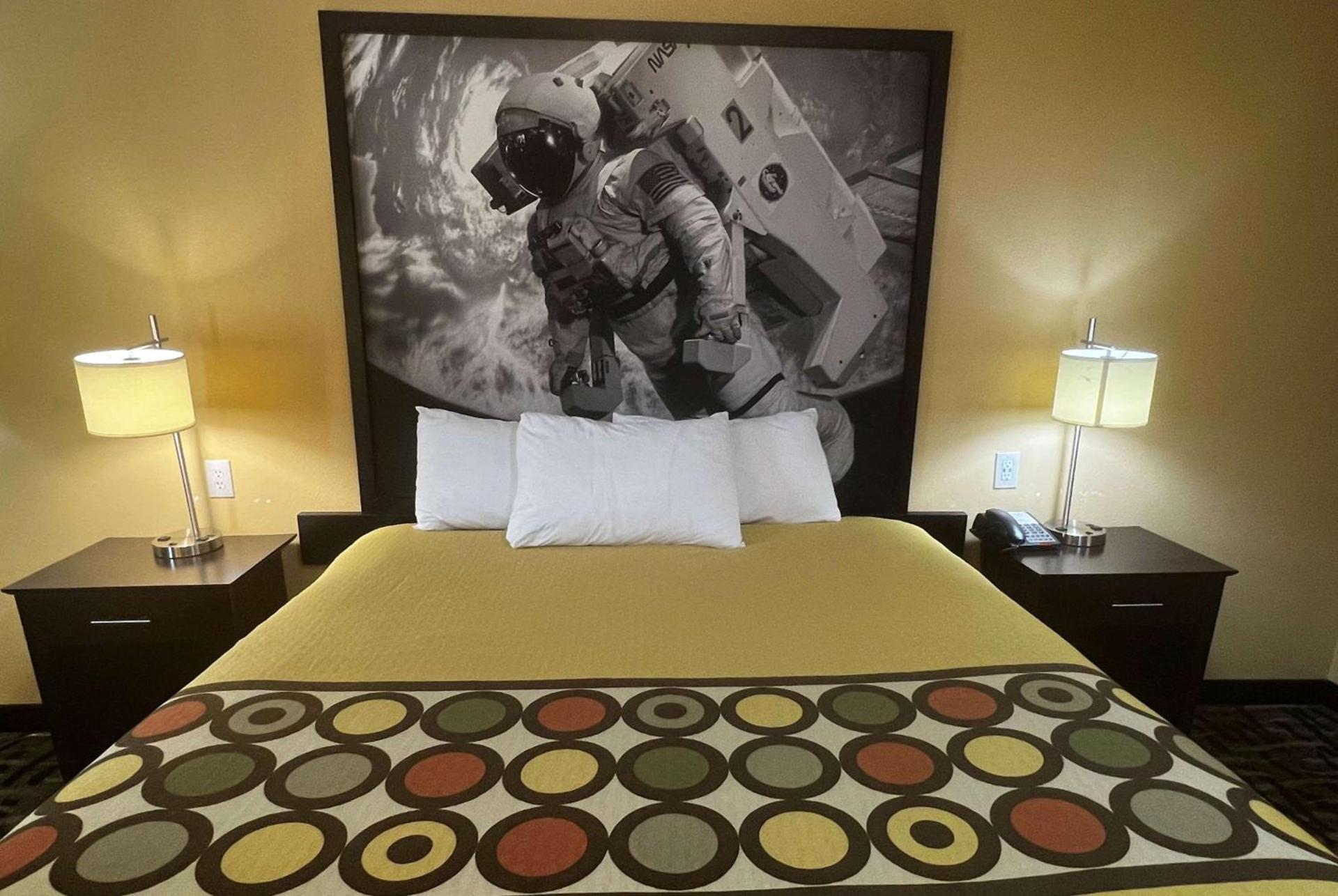 Super 8 by Wyndham Pasadena photo 9