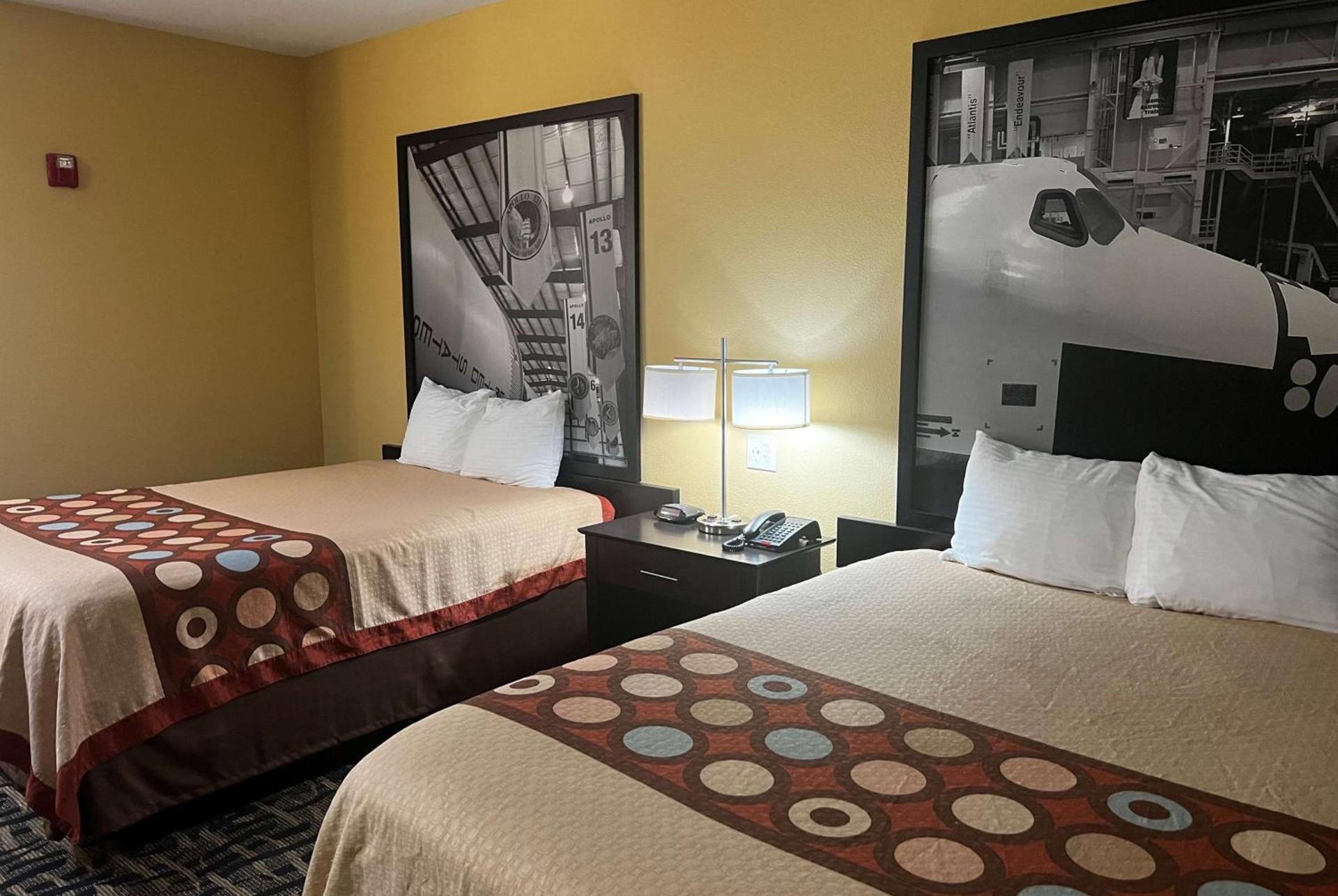 Super 8 by Wyndham Pasadena photo 11