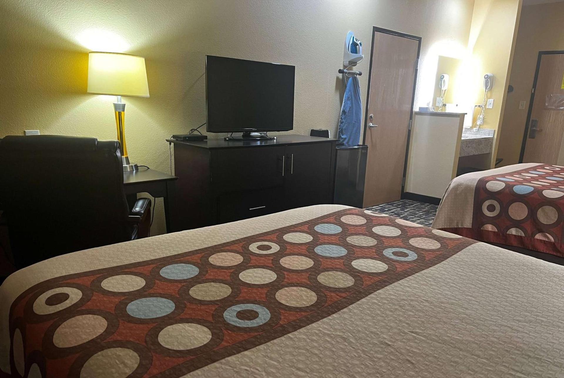 Super 8 by Wyndham Pasadena photo 12