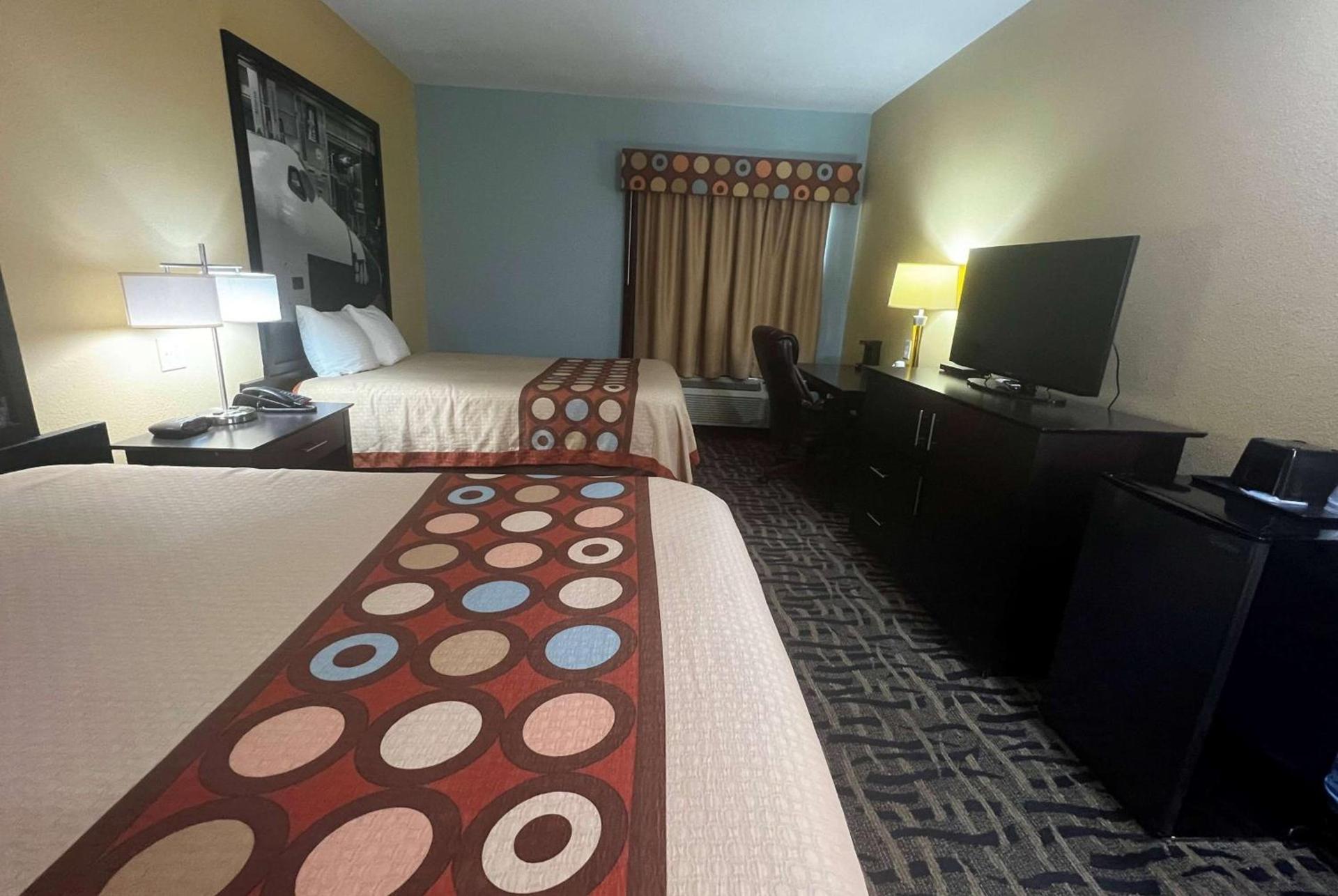 Super 8 by Wyndham Pasadena photo 13