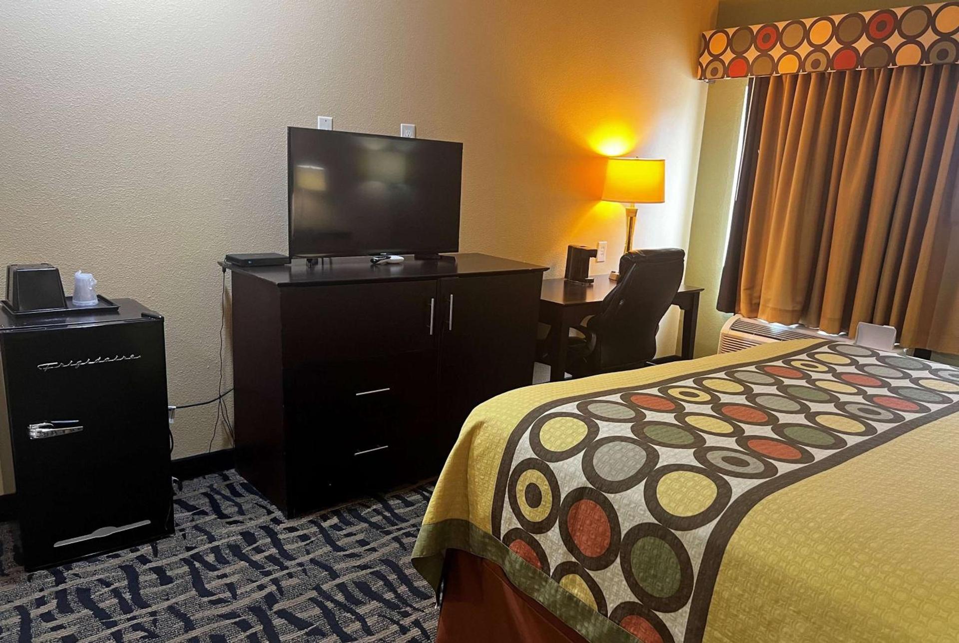 Super 8 by Wyndham Pasadena photo 14