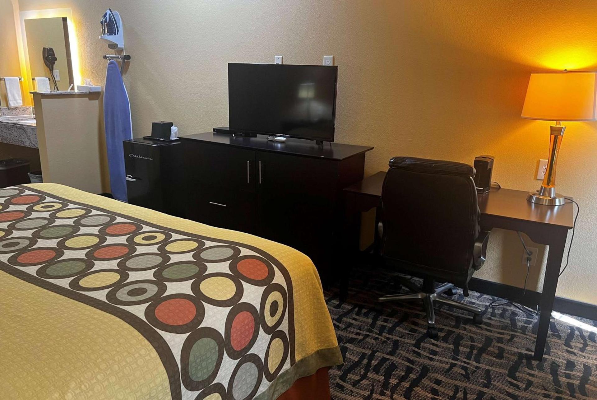 Super 8 by Wyndham Pasadena photo 16