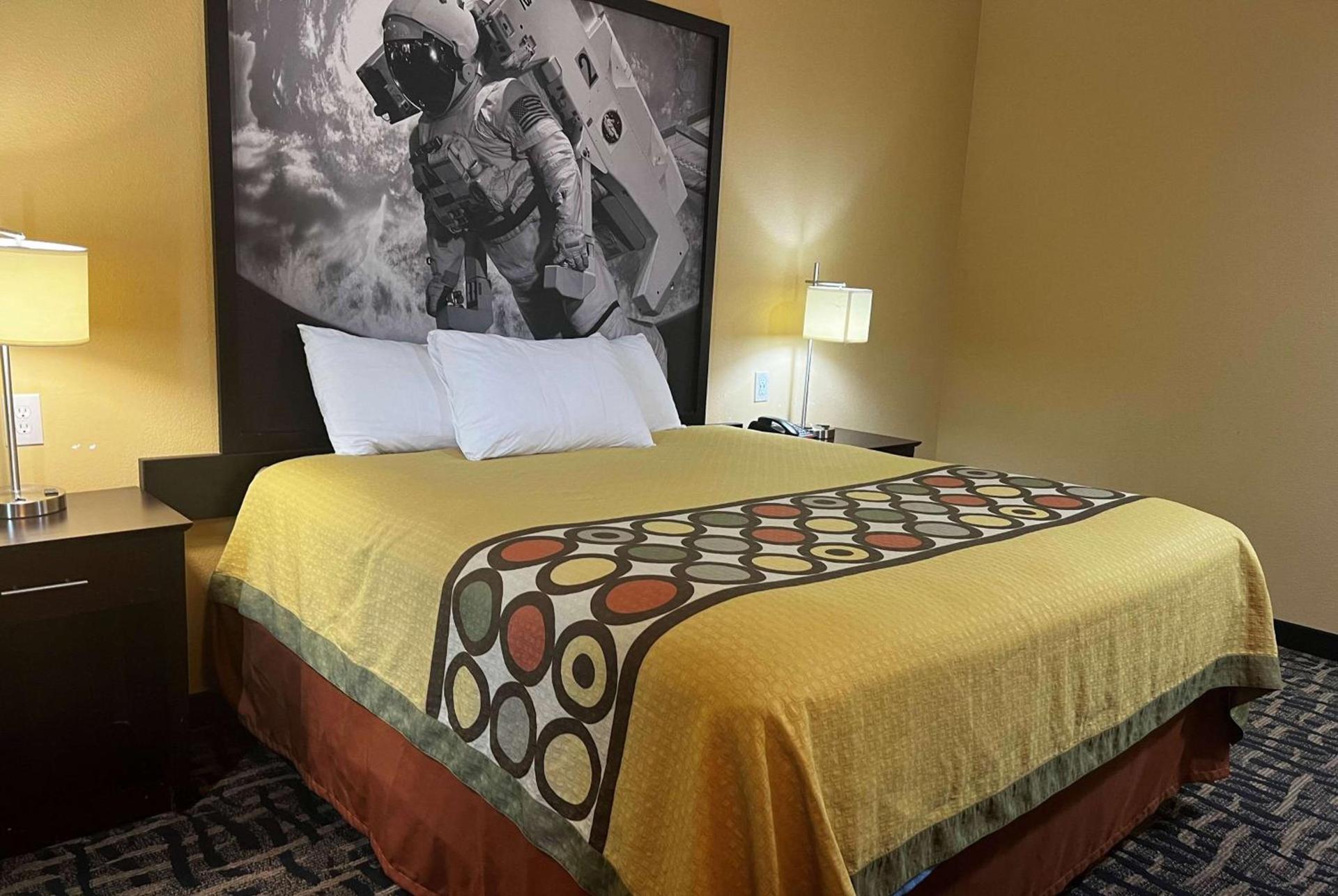 Super 8 by Wyndham Pasadena photo 17