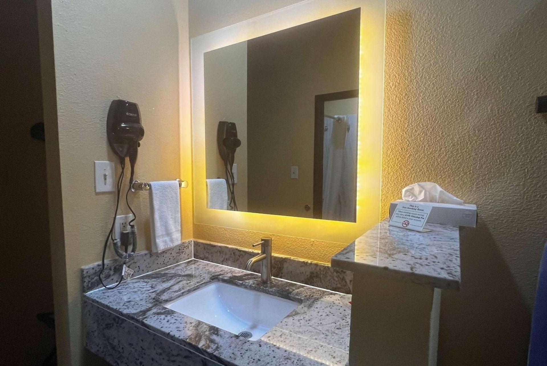 Super 8 by Wyndham Pasadena photo 18