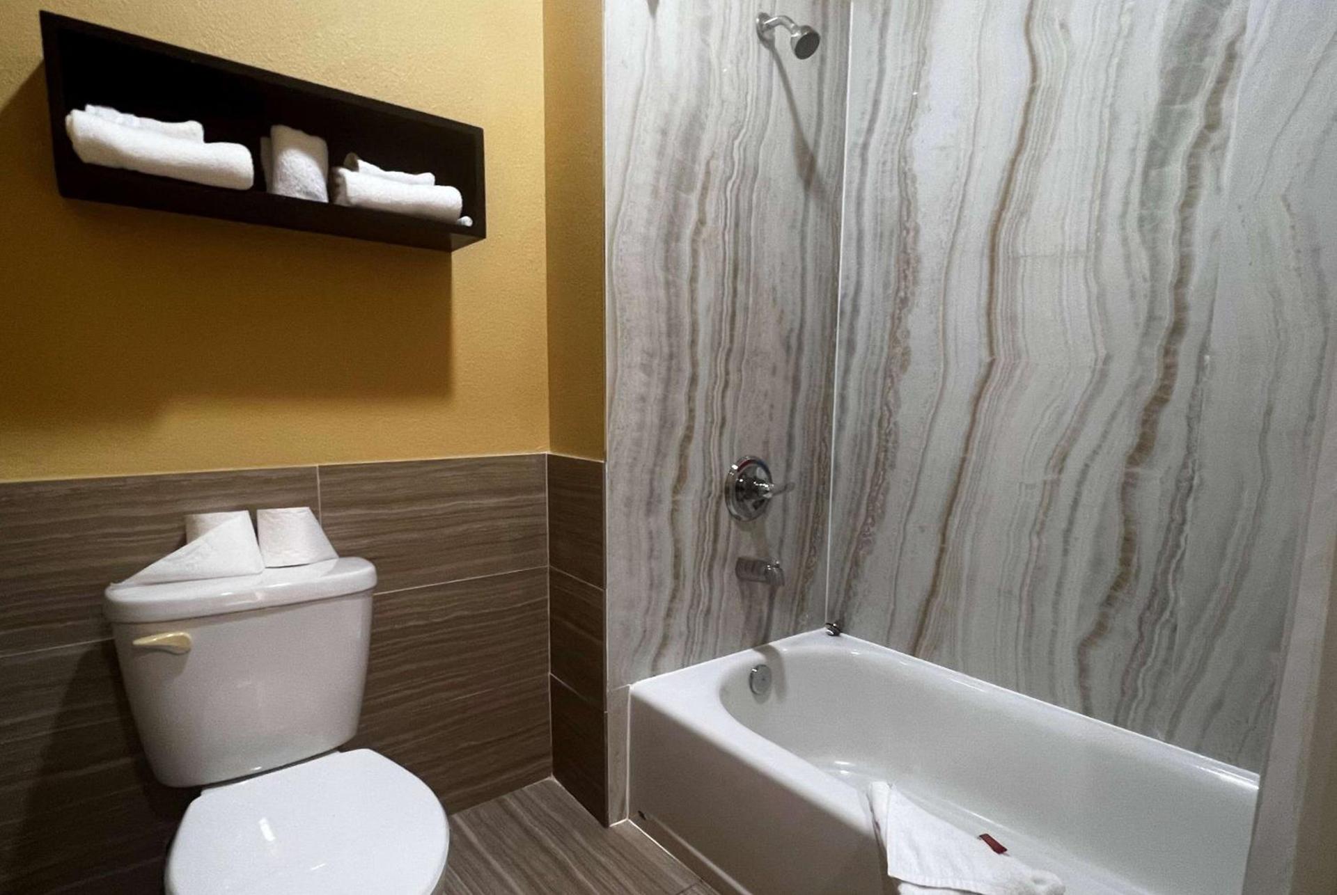Super 8 by Wyndham Pasadena photo 19