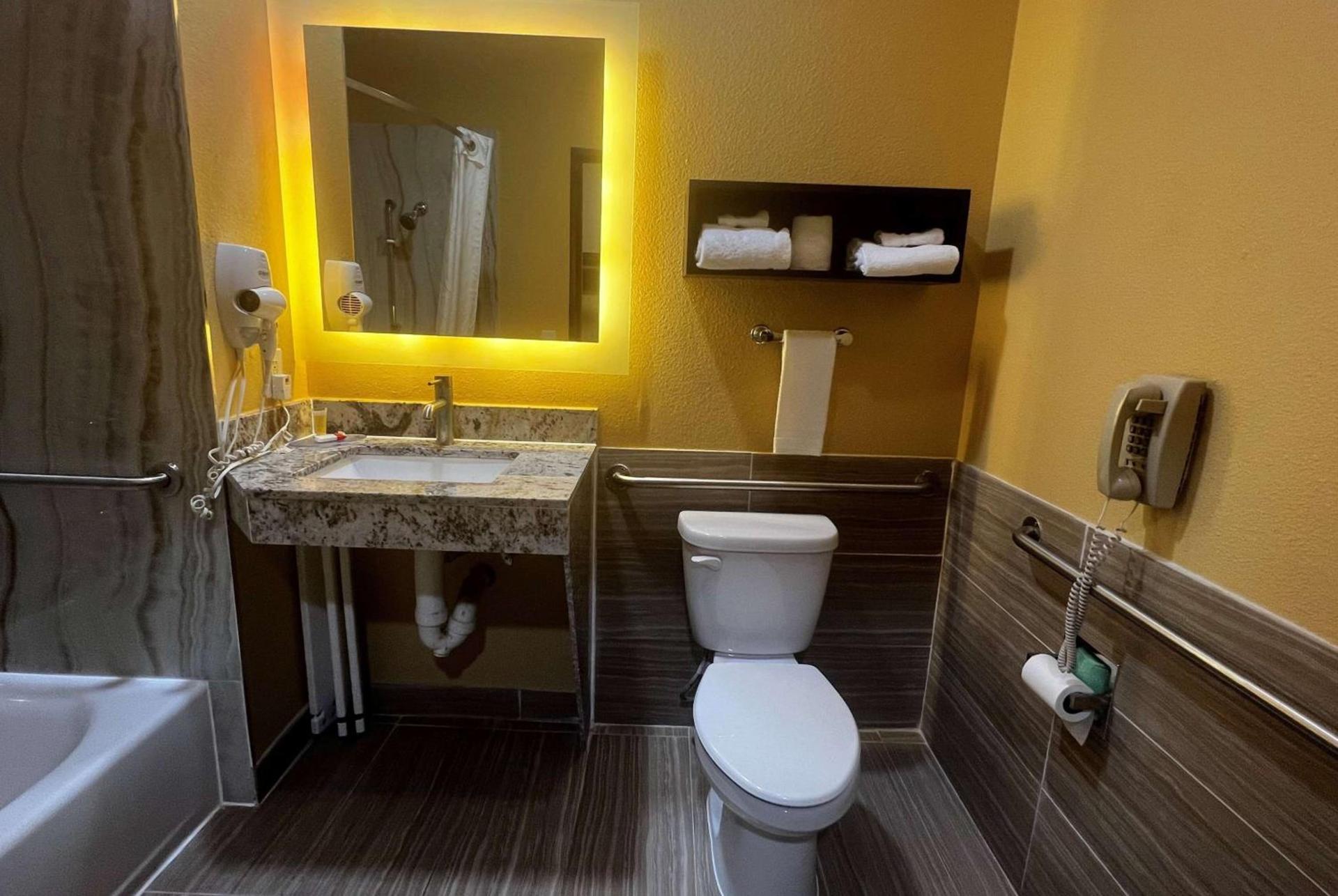 Super 8 by Wyndham Pasadena photo 20