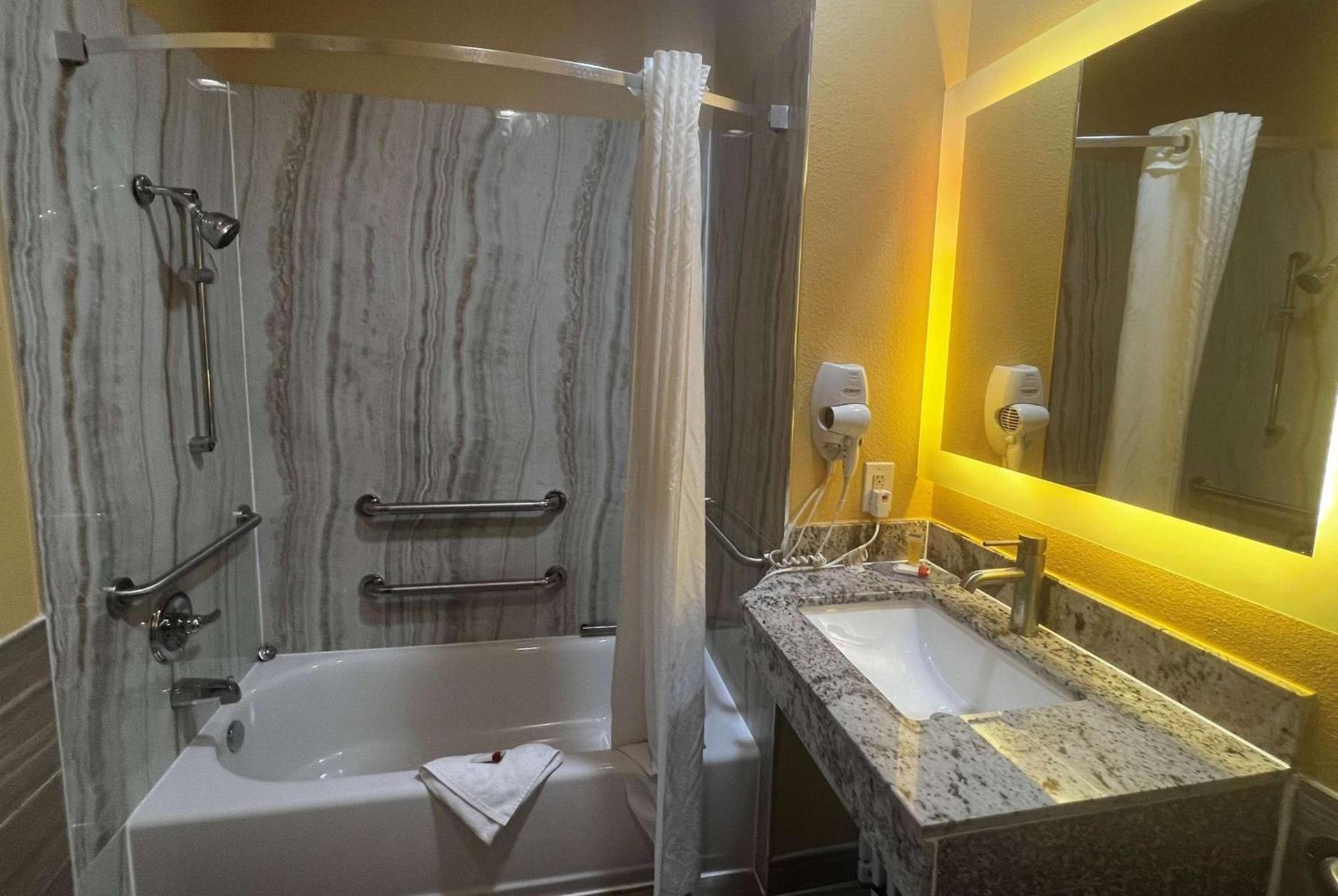 Super 8 by Wyndham Pasadena photo 22