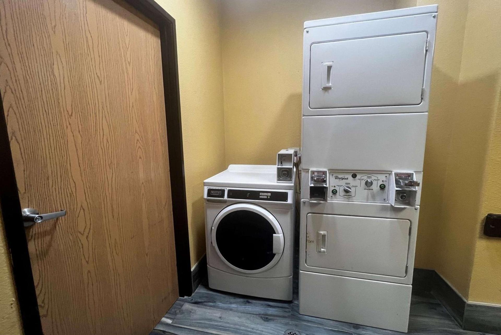 Super 8 by Wyndham Pasadena photo 24