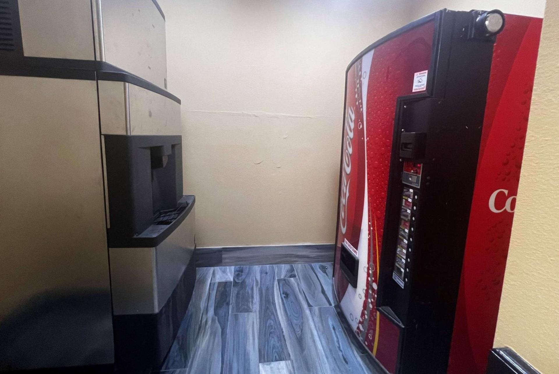Super 8 by Wyndham Pasadena photo 25