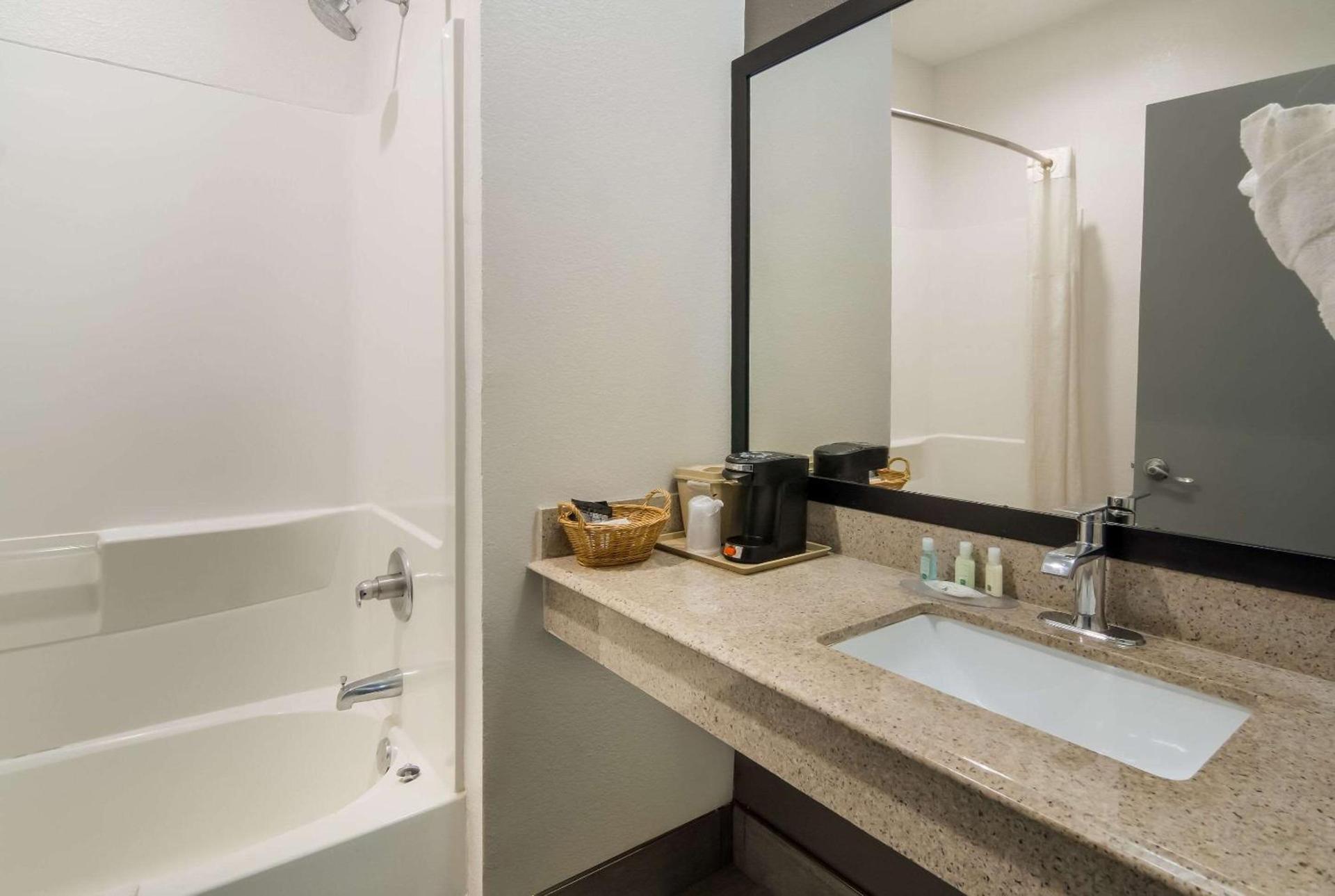 Quality Inn & Suites Waco North photo 7