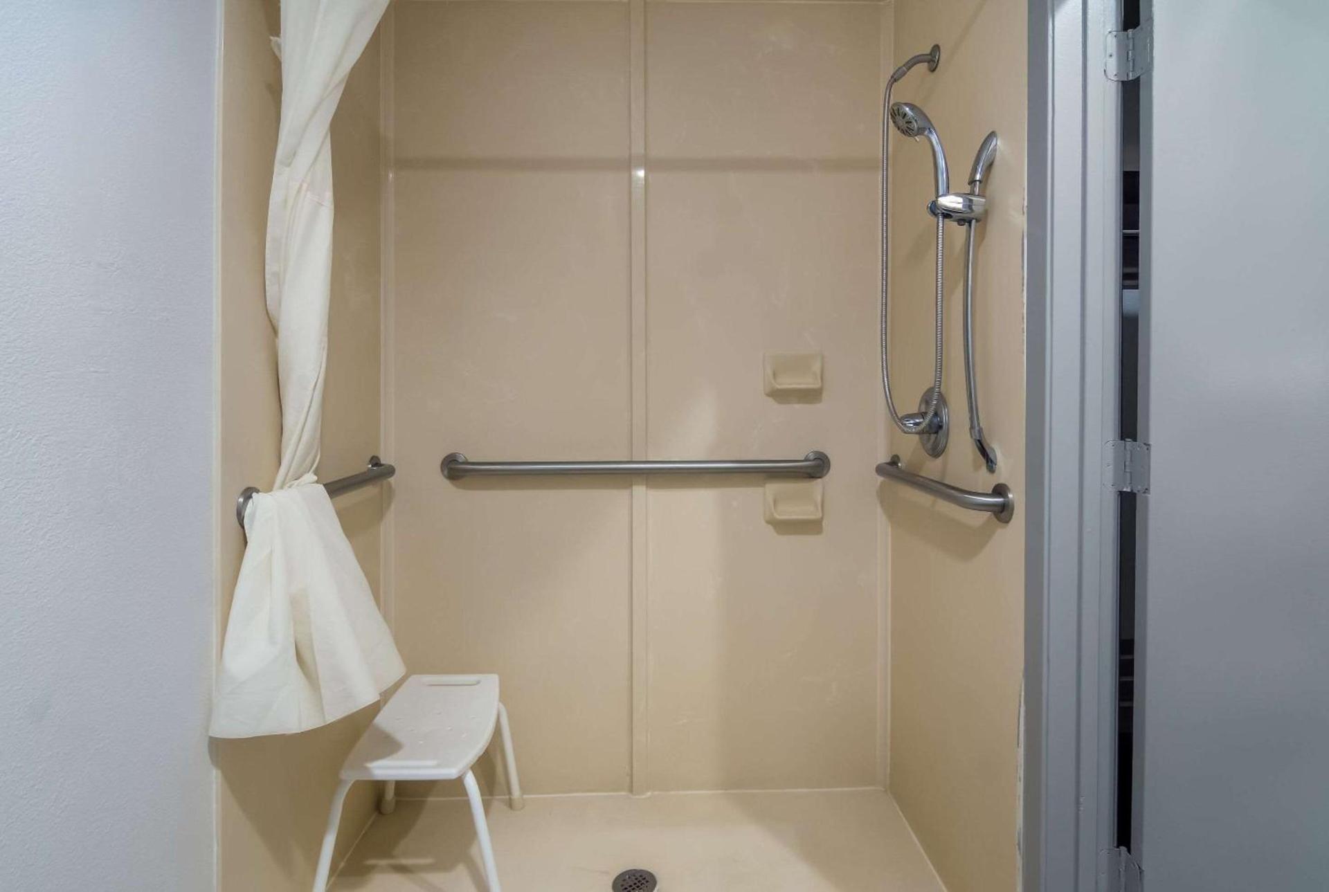 Quality Inn & Suites Waco North photo 11