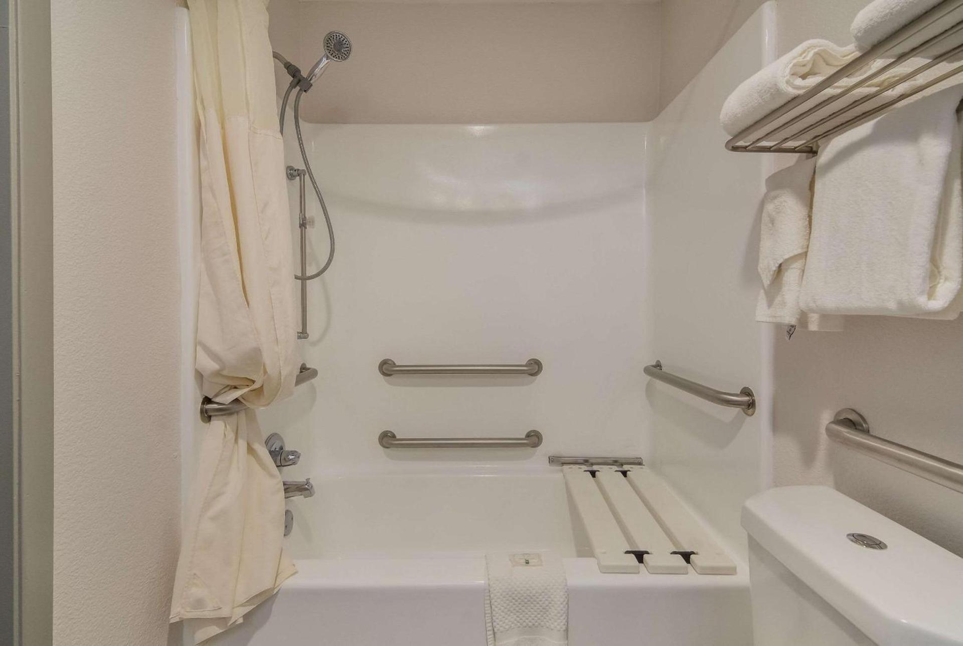 Quality Inn & Suites Waco North photo 12