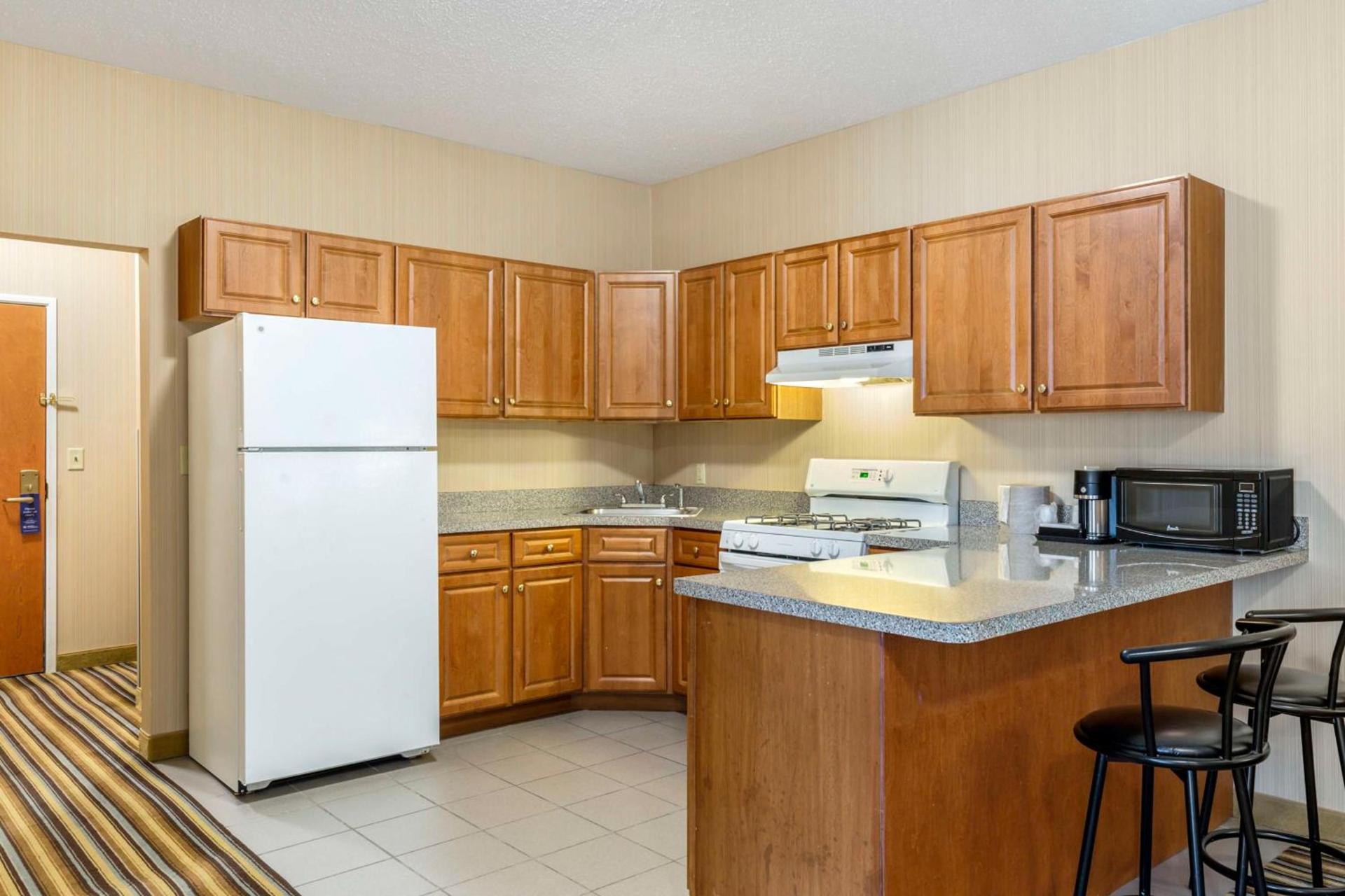 Best Western Plus New England Inn & Suites photo 8