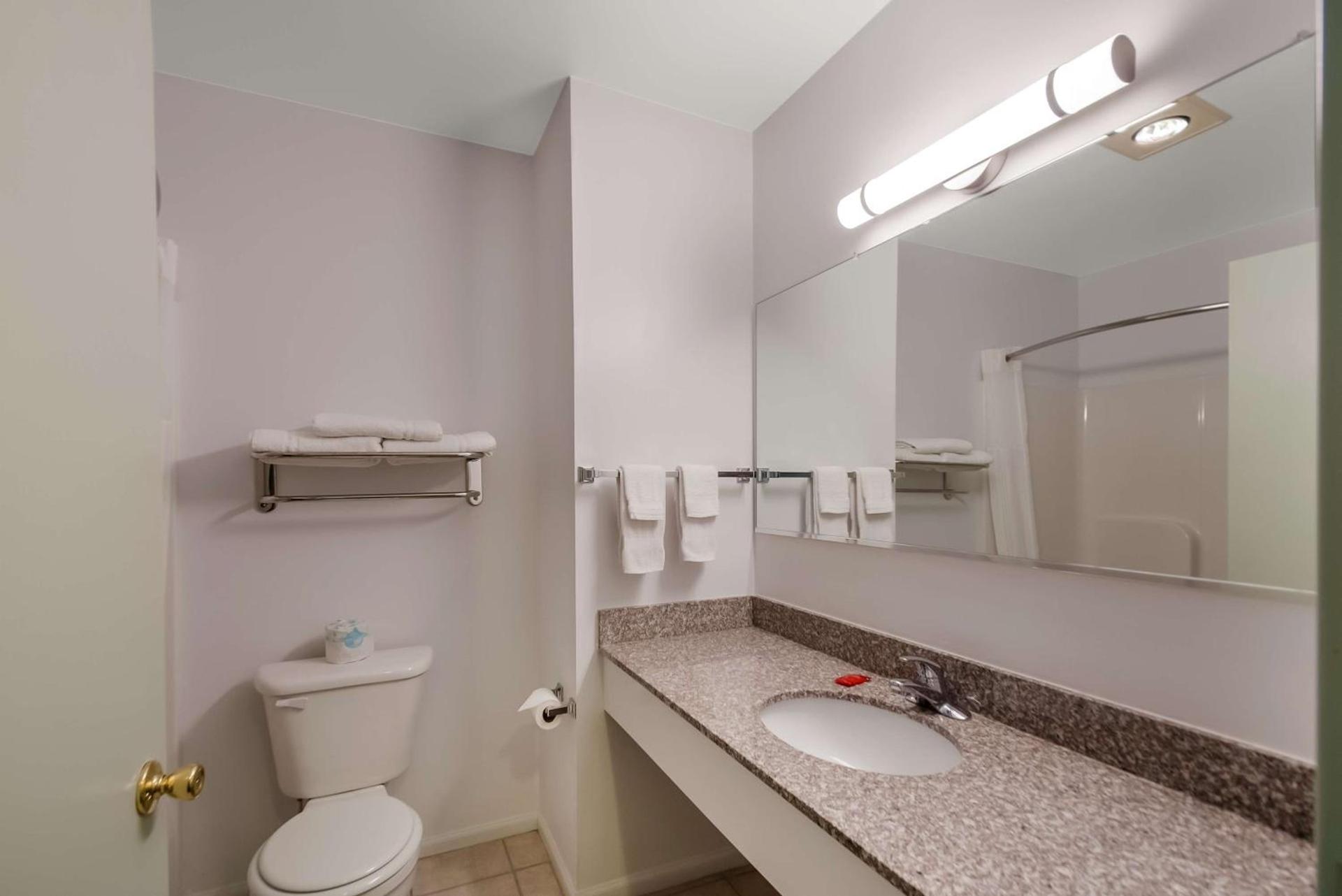 SureStay Plus Hotel by Best Western Berkeley Springs photo 32